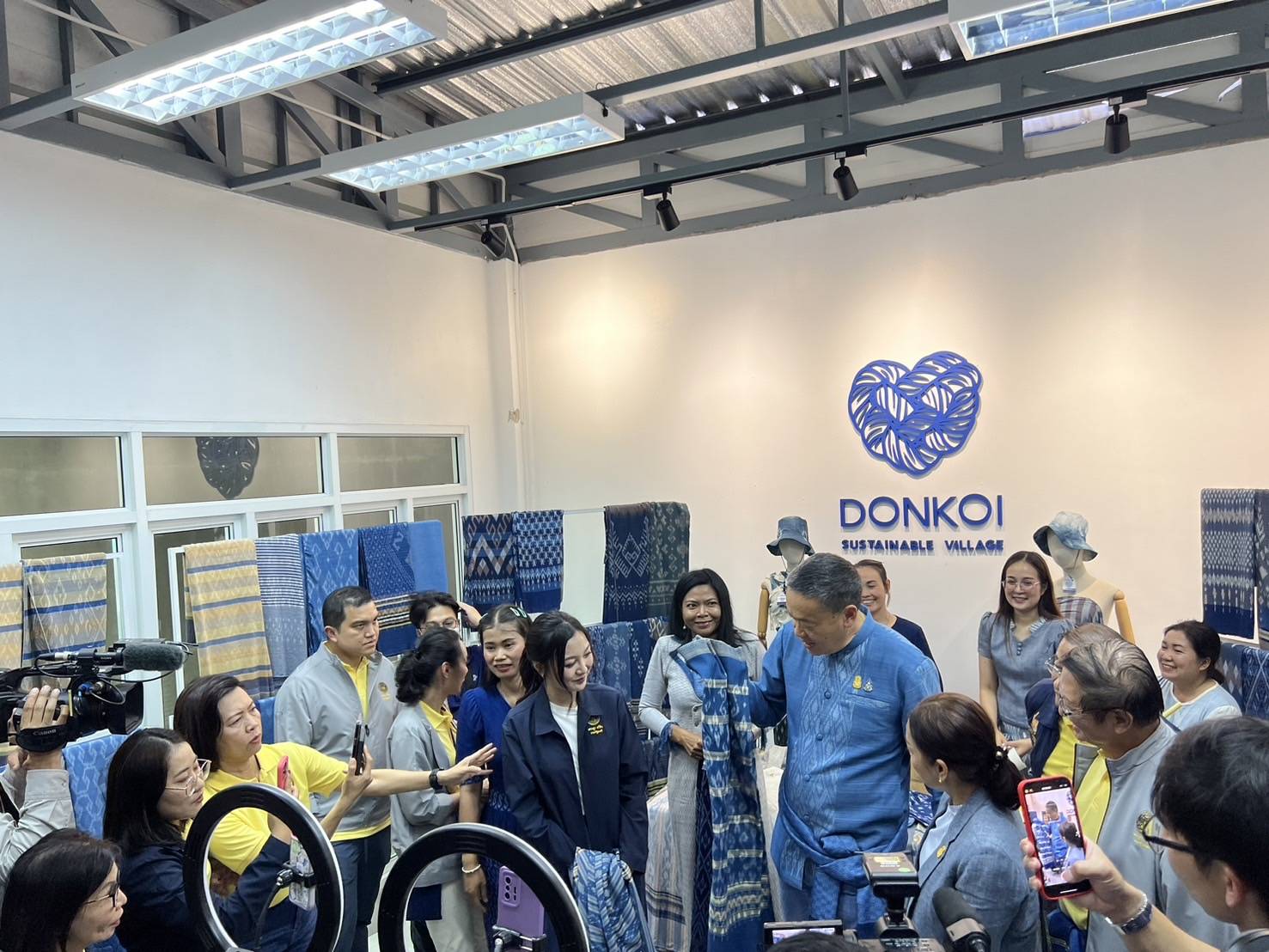 📢พช.สกลนคร : นายกฯ ชื่นชมดีไซน์ที่สวยงามของผ้าย้อมครามบ้านดอนกอย จ.สกลนคร พร้อมนำไอเดียไปเสนอในเวทีโลก เพื่อยกระดับเพิ่มมูลค่าผลิตภัณฑ์ นำความภูมิใจสู่บ้านดอนกอย