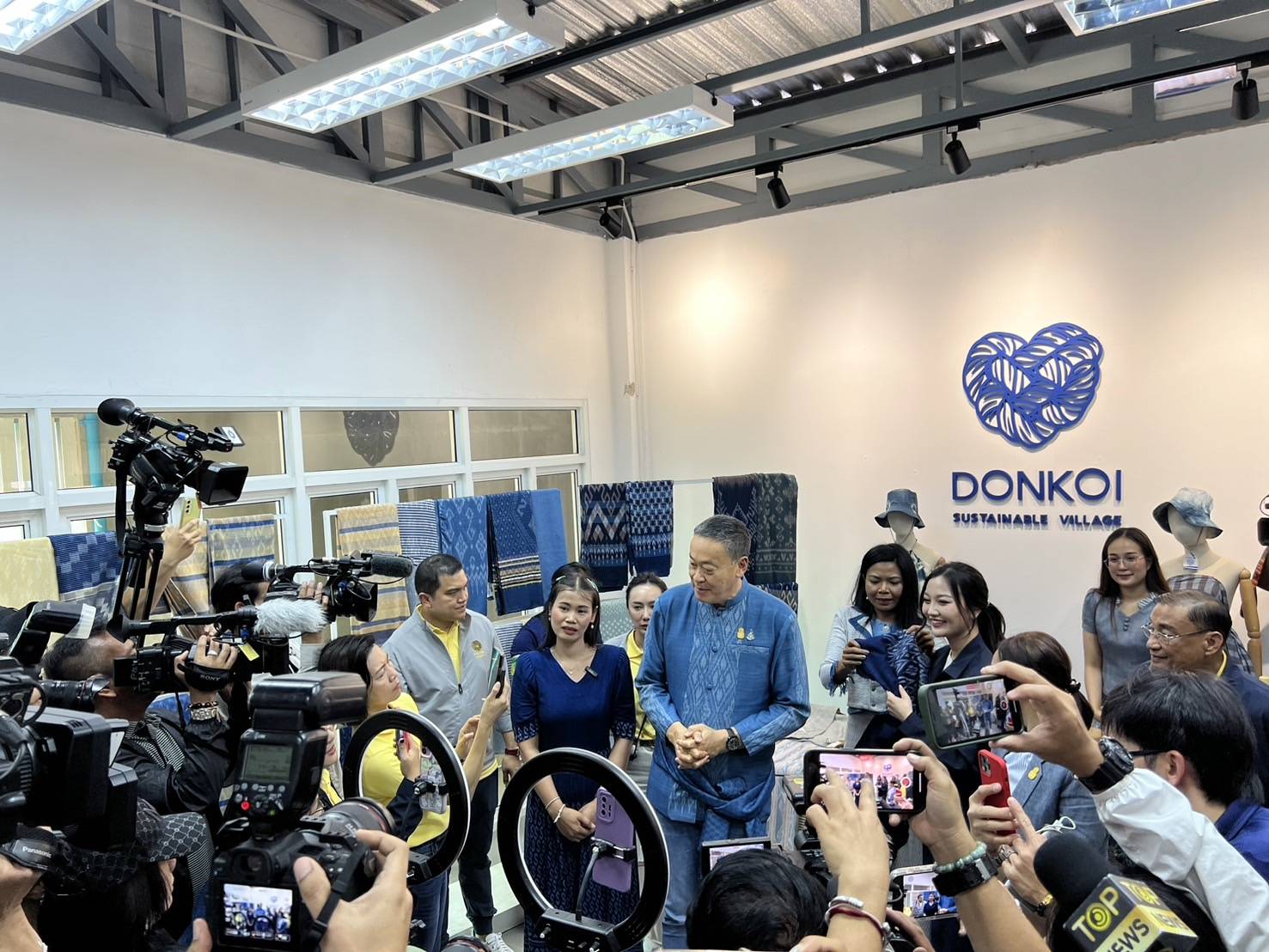 📢พช.สกลนคร : นายกฯ ชื่นชมดีไซน์ที่สวยงามของผ้าย้อมครามบ้านดอนกอย จ.สกลนคร พร้อมนำไอเดียไปเสนอในเวทีโลก เพื่อยกระดับเพิ่มมูลค่าผลิตภัณฑ์ นำความภูมิใจสู่บ้านดอนกอย