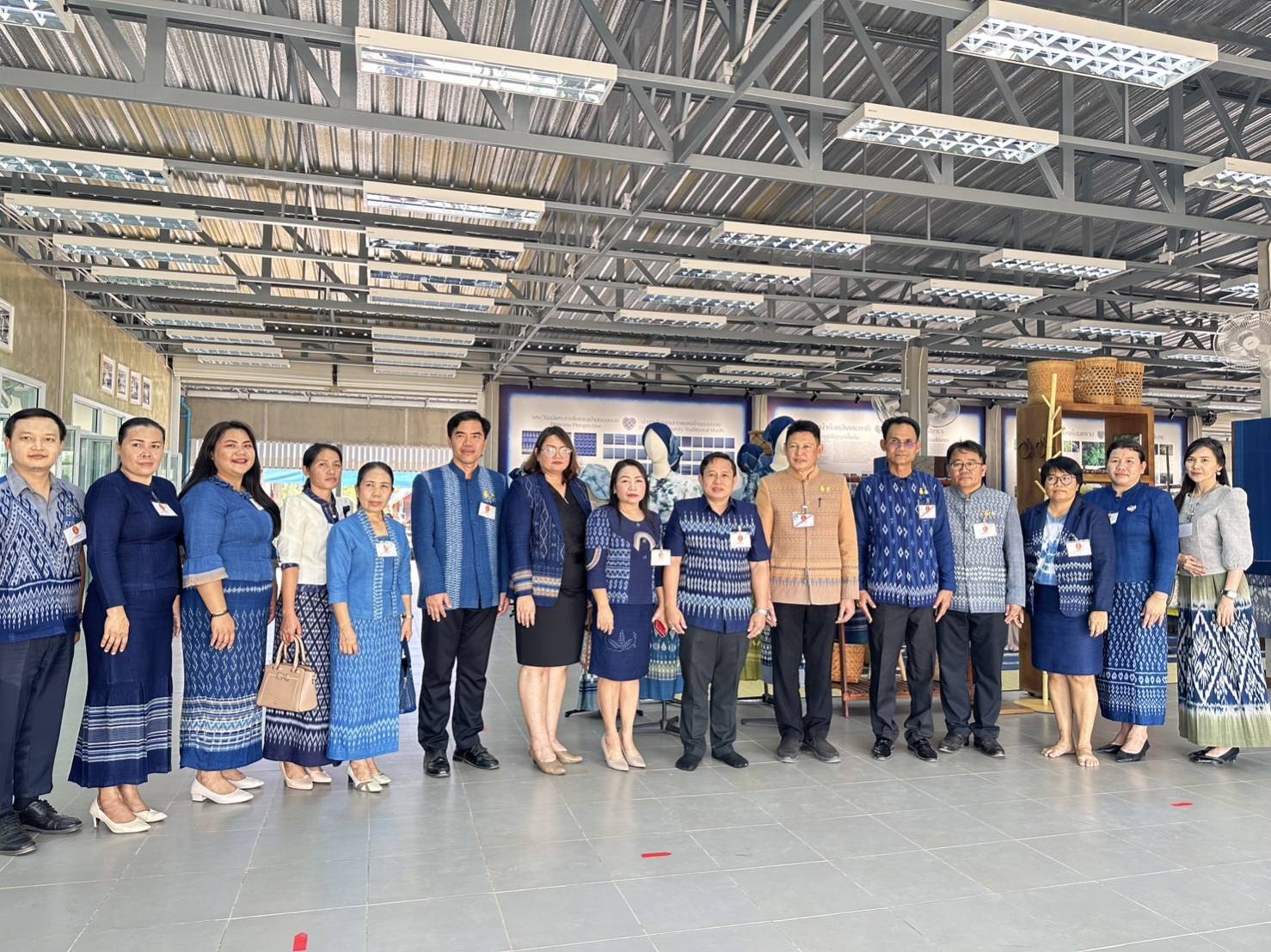 📢พช.สกลนคร : นายกฯ ชื่นชมดีไซน์ที่สวยงามของผ้าย้อมครามบ้านดอนกอย จ.สกลนคร พร้อมนำไอเดียไปเสนอในเวทีโลก เพื่อยกระดับเพิ่มมูลค่าผลิตภัณฑ์ นำความภูมิใจสู่บ้านดอนกอย