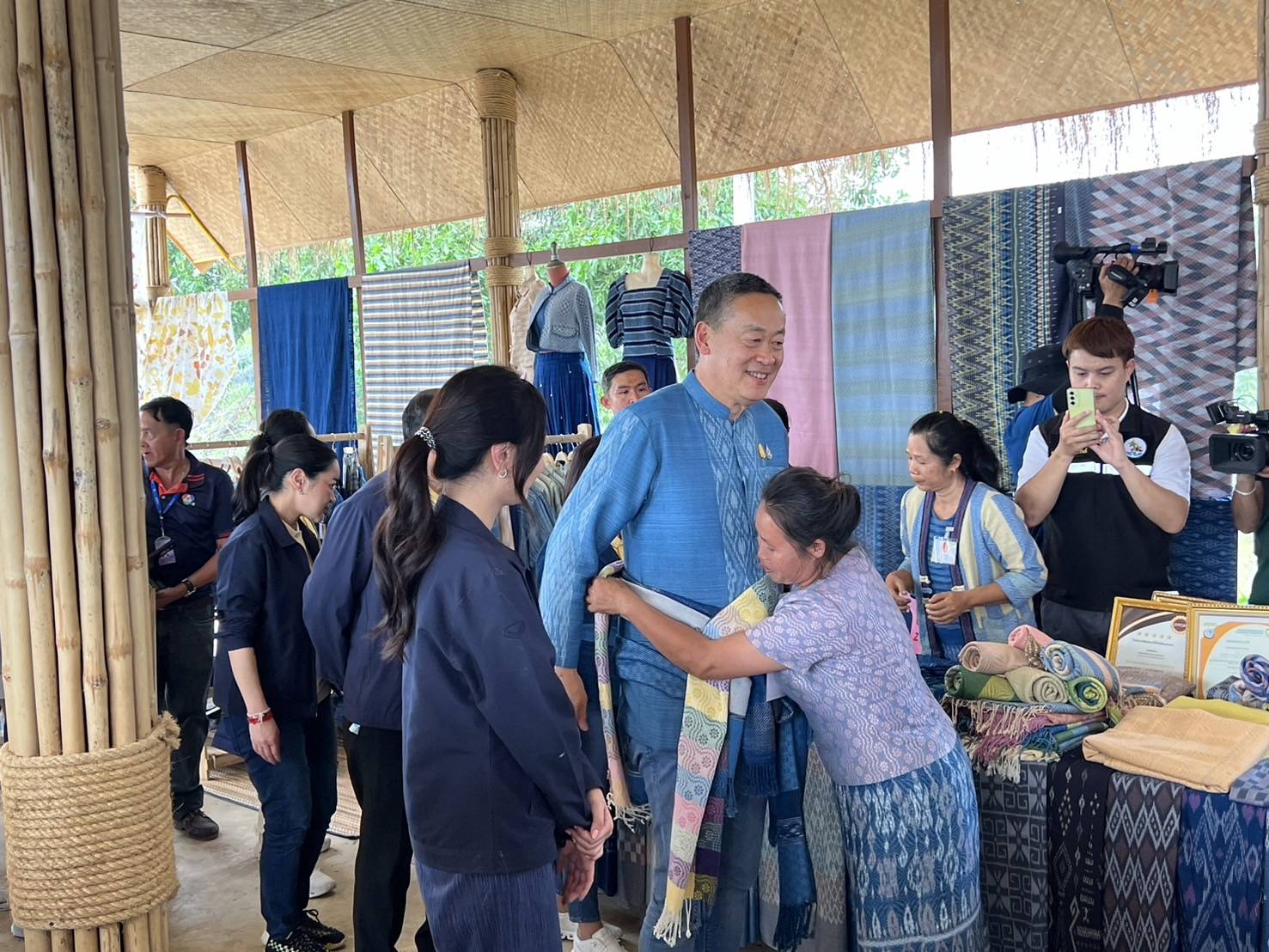 📢พช.สกลนคร : นายกฯ ชื่นชมดีไซน์ที่สวยงามของผ้าย้อมครามบ้านดอนกอย จ.สกลนคร พร้อมนำไอเดียไปเสนอในเวทีโลก เพื่อยกระดับเพิ่มมูลค่าผลิตภัณฑ์ นำความภูมิใจสู่บ้านดอนกอย