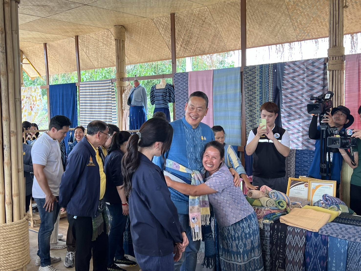 📢พช.สกลนคร : นายกฯ ชื่นชมดีไซน์ที่สวยงามของผ้าย้อมครามบ้านดอนกอย จ.สกลนคร พร้อมนำไอเดียไปเสนอในเวทีโลก เพื่อยกระดับเพิ่มมูลค่าผลิตภัณฑ์ นำความภูมิใจสู่บ้านดอนกอย