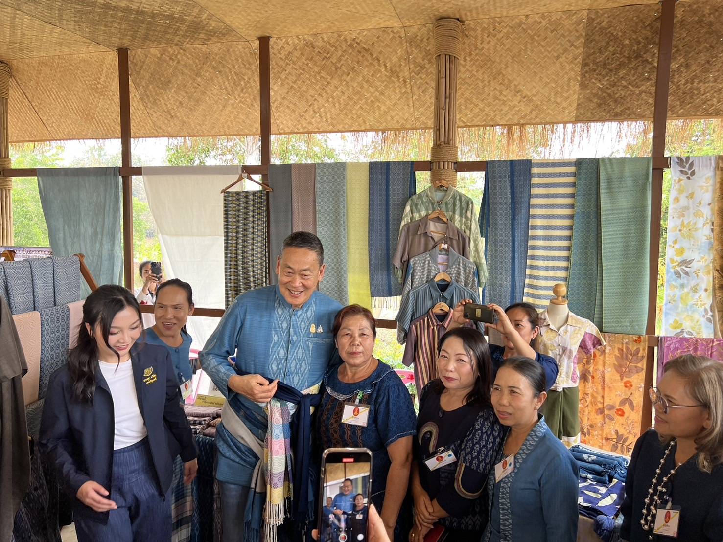 📢พช.สกลนคร : นายกฯ ชื่นชมดีไซน์ที่สวยงามของผ้าย้อมครามบ้านดอนกอย จ.สกลนคร พร้อมนำไอเดียไปเสนอในเวทีโลก เพื่อยกระดับเพิ่มมูลค่าผลิตภัณฑ์ นำความภูมิใจสู่บ้านดอนกอย