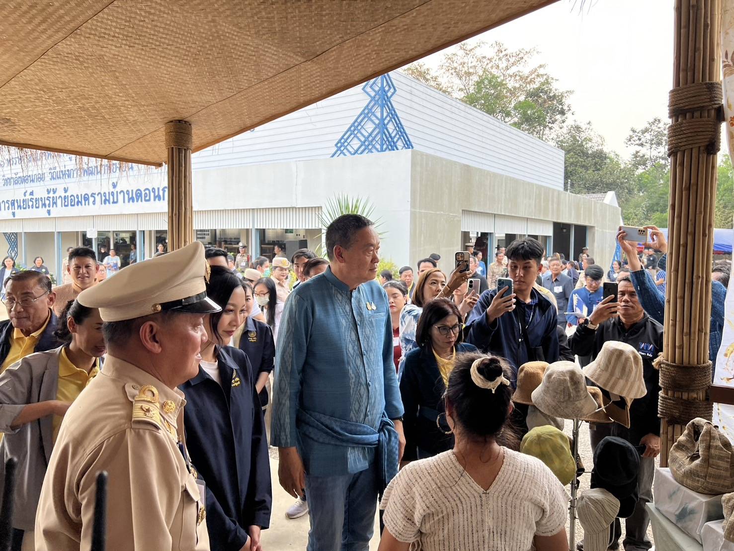 📢พช.สกลนคร : นายกฯ ชื่นชมดีไซน์ที่สวยงามของผ้าย้อมครามบ้านดอนกอย จ.สกลนคร พร้อมนำไอเดียไปเสนอในเวทีโลก เพื่อยกระดับเพิ่มมูลค่าผลิตภัณฑ์ นำความภูมิใจสู่บ้านดอนกอย