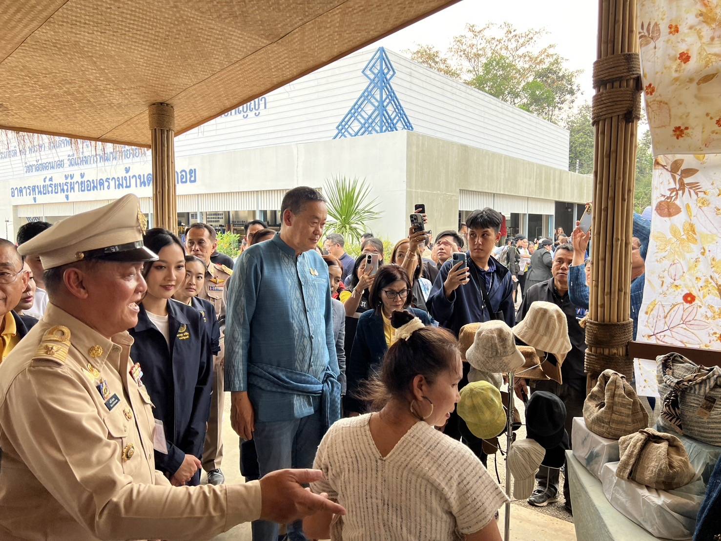 📢พช.สกลนคร : นายกฯ ชื่นชมดีไซน์ที่สวยงามของผ้าย้อมครามบ้านดอนกอย จ.สกลนคร พร้อมนำไอเดียไปเสนอในเวทีโลก เพื่อยกระดับเพิ่มมูลค่าผลิตภัณฑ์ นำความภูมิใจสู่บ้านดอนกอย