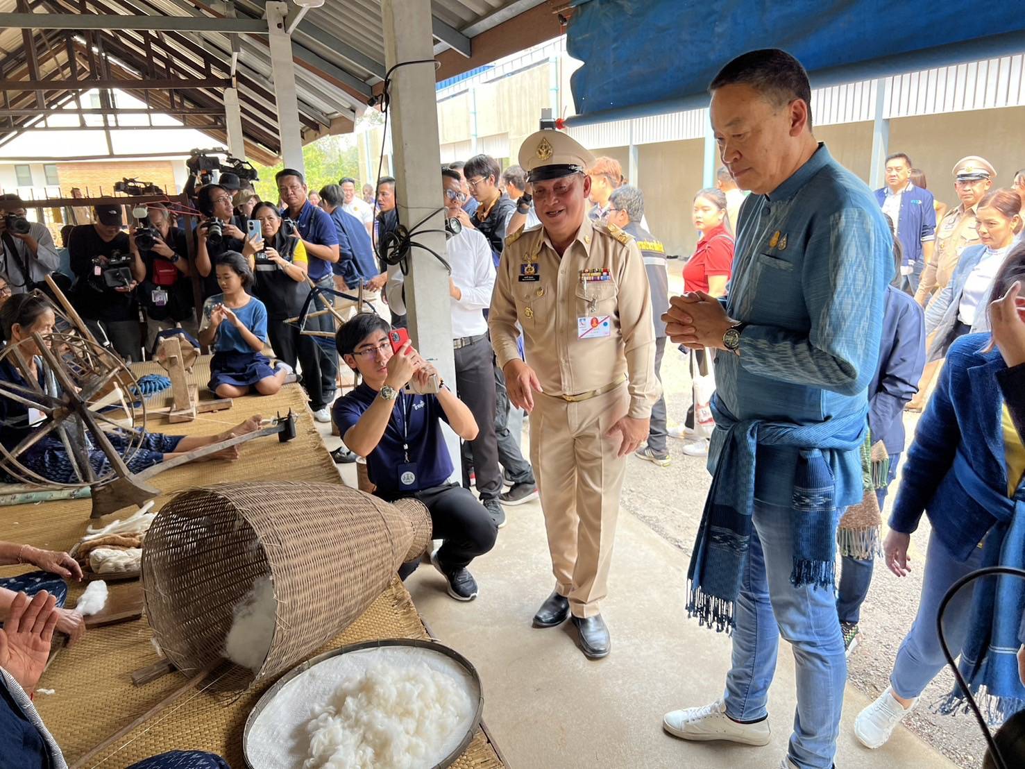 📢พช.สกลนคร : นายกฯ ชื่นชมดีไซน์ที่สวยงามของผ้าย้อมครามบ้านดอนกอย จ.สกลนคร พร้อมนำไอเดียไปเสนอในเวทีโลก เพื่อยกระดับเพิ่มมูลค่าผลิตภัณฑ์ นำความภูมิใจสู่บ้านดอนกอย