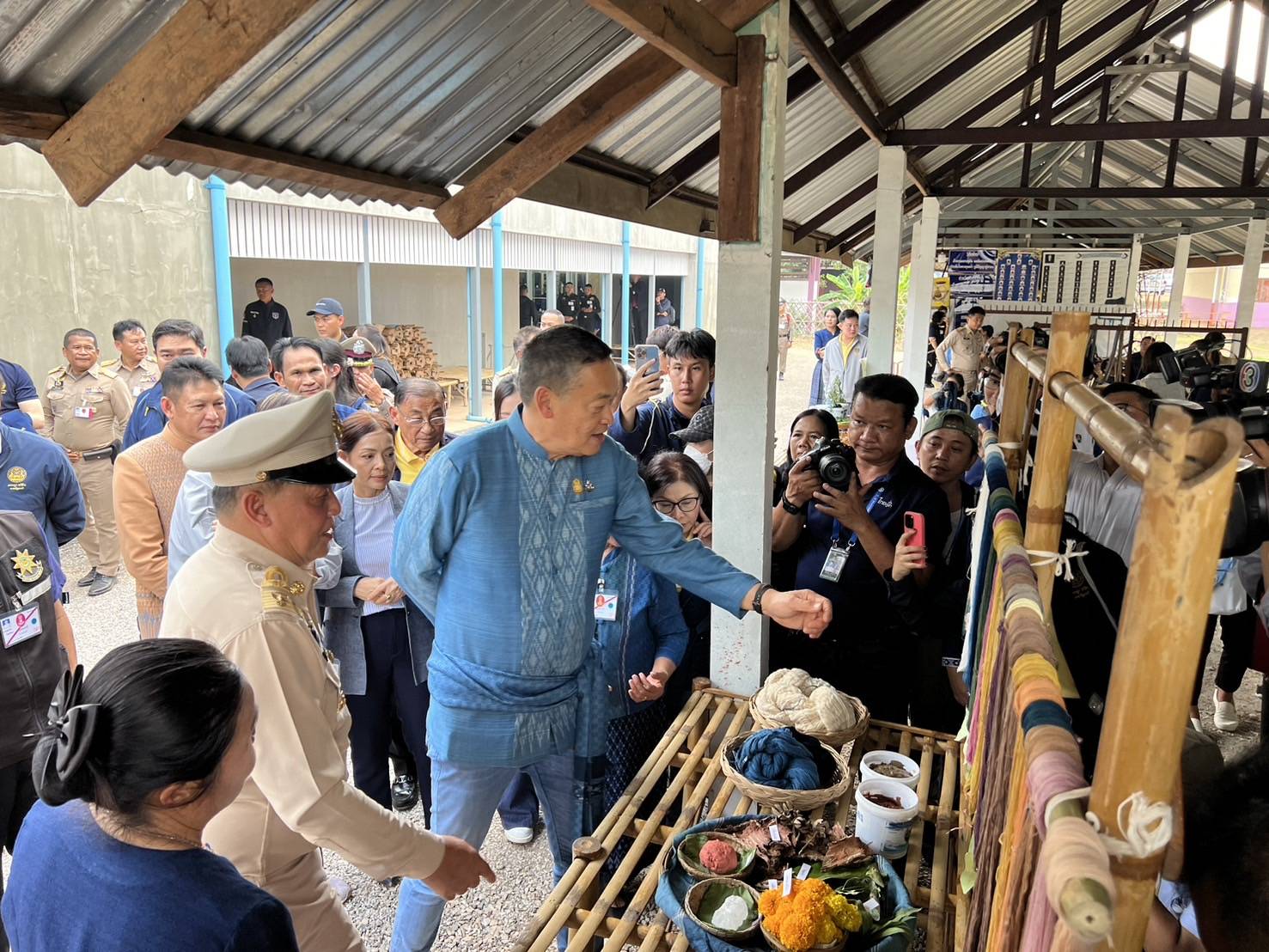 📢พช.สกลนคร : นายกฯ ชื่นชมดีไซน์ที่สวยงามของผ้าย้อมครามบ้านดอนกอย จ.สกลนคร พร้อมนำไอเดียไปเสนอในเวทีโลก เพื่อยกระดับเพิ่มมูลค่าผลิตภัณฑ์ นำความภูมิใจสู่บ้านดอนกอย