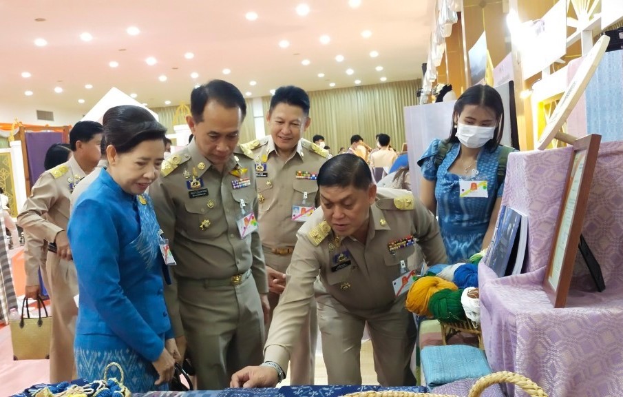 📢พช.สกลนคร : ผู้ว่าราชการจังหวัดสกลนคร รับเสด็จสมเด็จพระเจ้าลูกเธอ เจ้าฟ้าสิริวัณณวรี นารีรัตนราชกัญญา ในโอกาสเสด็จทอดพระเนตรการจัดงานแสดงผลิตภัณฑ์ผ้าไทยและงานหัตถกรรมชุมชนภาคตะวันออกเฉียงเหนือ จังหวัดอุบลราชธานี