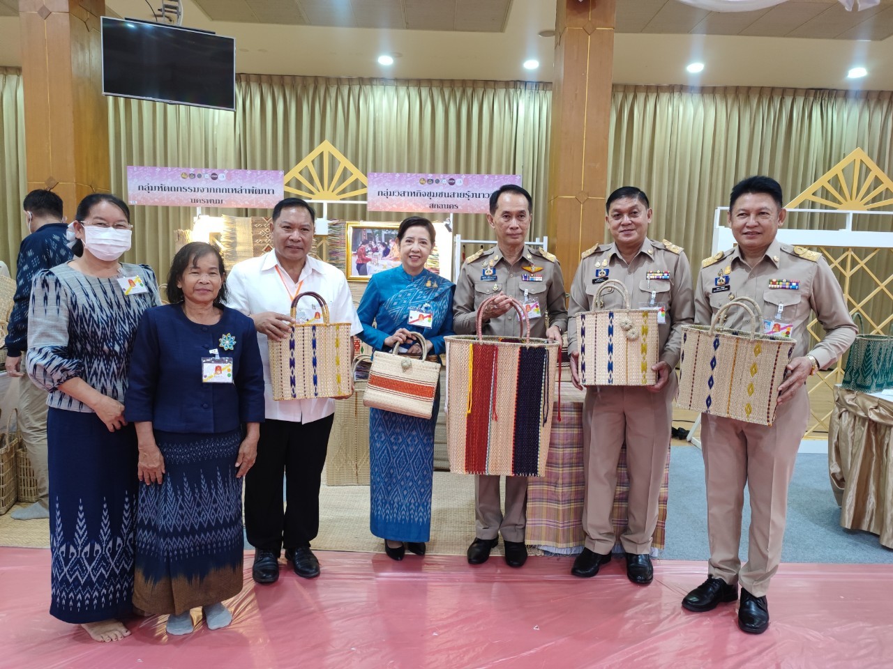 📢พช.สกลนคร : ผู้ว่าราชการจังหวัดสกลนคร รับเสด็จสมเด็จพระเจ้าลูกเธอ เจ้าฟ้าสิริวัณณวรี นารีรัตนราชกัญญา ในโอกาสเสด็จทอดพระเนตรการจัดงานแสดงผลิตภัณฑ์ผ้าไทยและงานหัตถกรรมชุมชนภาคตะวันออกเฉียงเหนือ จังหวัดอุบลราชธานี