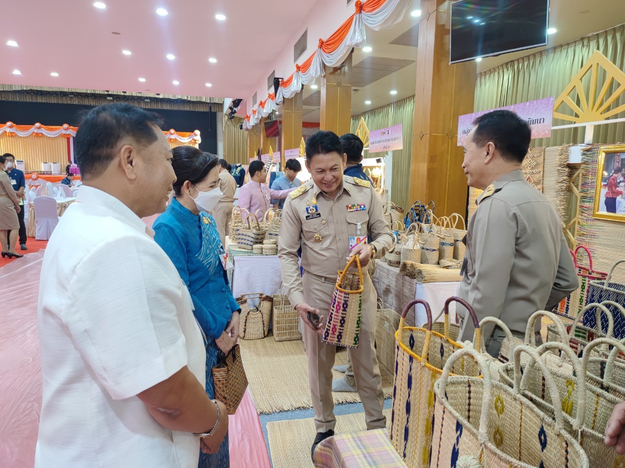 📢พช.สกลนคร : ผู้ว่าราชการจังหวัดสกลนคร รับเสด็จสมเด็จพระเจ้าลูกเธอ เจ้าฟ้าสิริวัณณวรี นารีรัตนราชกัญญา ในโอกาสเสด็จทอดพระเนตรการจัดงานแสดงผลิตภัณฑ์ผ้าไทยและงานหัตถกรรมชุมชนภาคตะวันออกเฉียงเหนือ จังหวัดอุบลราชธานี