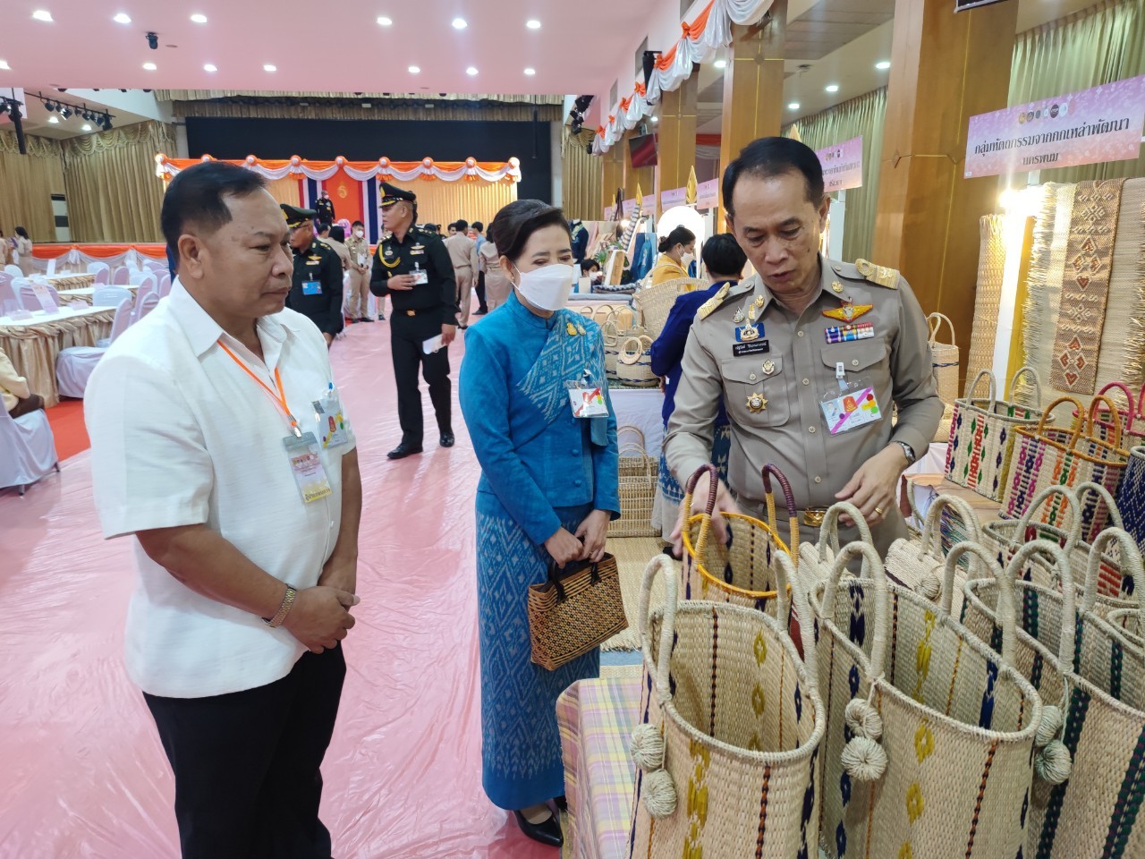 📢พช.สกลนคร : ผู้ว่าราชการจังหวัดสกลนคร รับเสด็จสมเด็จพระเจ้าลูกเธอ เจ้าฟ้าสิริวัณณวรี นารีรัตนราชกัญญา ในโอกาสเสด็จทอดพระเนตรการจัดงานแสดงผลิตภัณฑ์ผ้าไทยและงานหัตถกรรมชุมชนภาคตะวันออกเฉียงเหนือ จังหวัดอุบลราชธานี