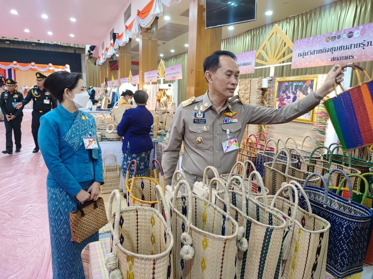 📢พช.สกลนคร : ผู้ว่าราชการจังหวัดสกลนคร รับเสด็จสมเด็จพระเจ้าลูกเธอ เจ้าฟ้าสิริวัณณวรี นารีรัตนราชกัญญา ในโอกาสเสด็จทอดพระเนตรการจัดงานแสดงผลิตภัณฑ์ผ้าไทยและงานหัตถกรรมชุมชนภาคตะวันออกเฉียงเหนือ จังหวัดอุบลราชธานี