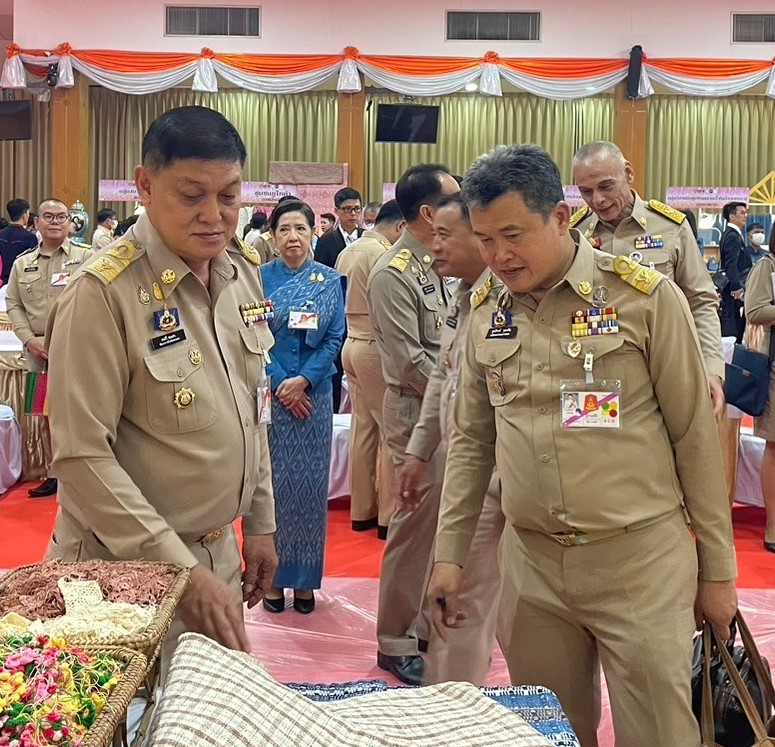 📢พช.สกลนคร : ผู้ว่าราชการจังหวัดสกลนคร รับเสด็จสมเด็จพระเจ้าลูกเธอ เจ้าฟ้าสิริวัณณวรี นารีรัตนราชกัญญา ในโอกาสเสด็จทอดพระเนตรการจัดงานแสดงผลิตภัณฑ์ผ้าไทยและงานหัตถกรรมชุมชนภาคตะวันออกเฉียงเหนือ จังหวัดอุบลราชธานี