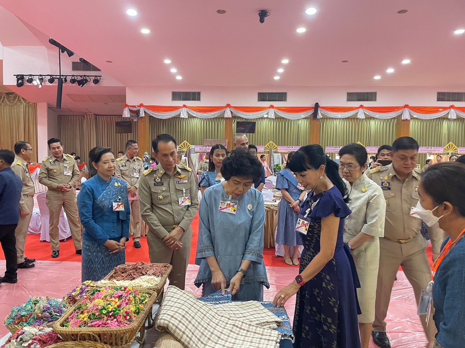 📢พช.สกลนคร : ผู้ว่าราชการจังหวัดสกลนคร รับเสด็จสมเด็จพระเจ้าลูกเธอ เจ้าฟ้าสิริวัณณวรี นารีรัตนราชกัญญา ในโอกาสเสด็จทอดพระเนตรการจัดงานแสดงผลิตภัณฑ์ผ้าไทยและงานหัตถกรรมชุมชนภาคตะวันออกเฉียงเหนือ จังหวัดอุบลราชธานี