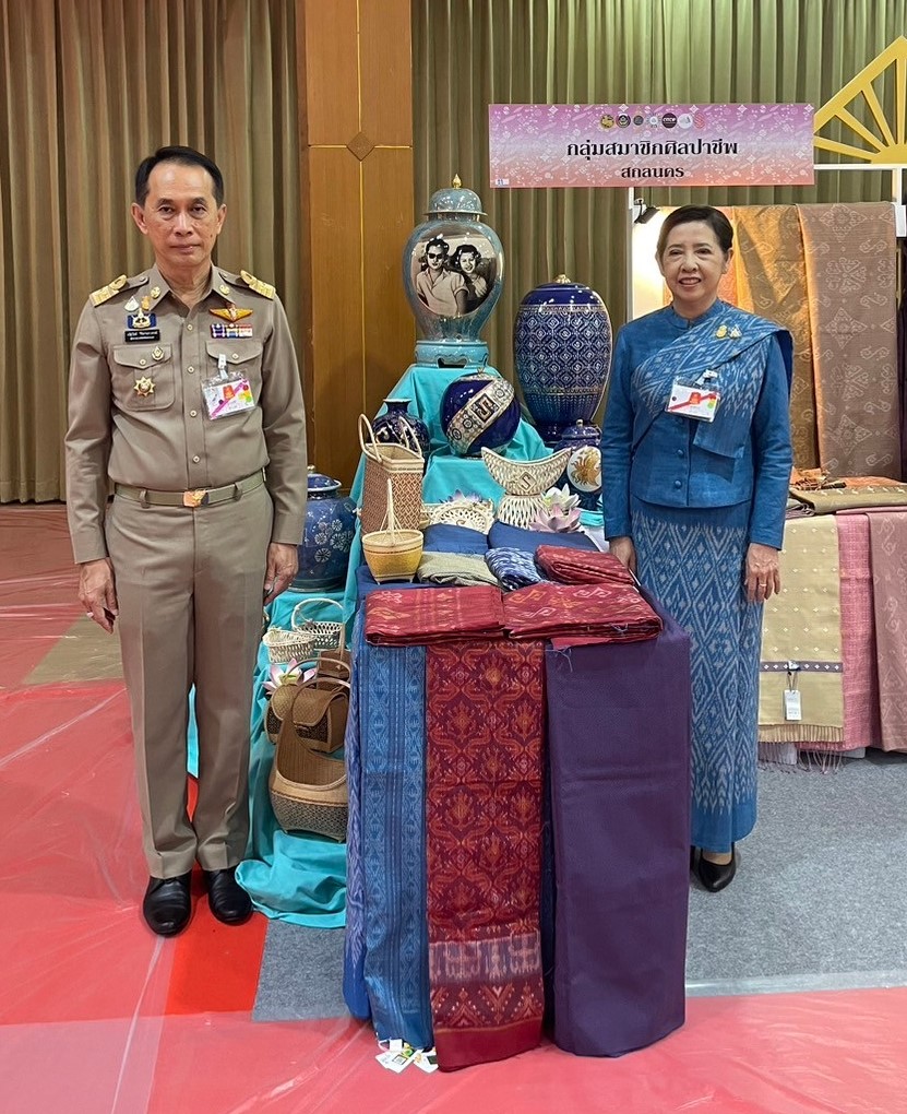 📢พช.สกลนคร : ผู้ว่าราชการจังหวัดสกลนคร รับเสด็จสมเด็จพระเจ้าลูกเธอ เจ้าฟ้าสิริวัณณวรี นารีรัตนราชกัญญา ในโอกาสเสด็จทอดพระเนตรการจัดงานแสดงผลิตภัณฑ์ผ้าไทยและงานหัตถกรรมชุมชนภาคตะวันออกเฉียงเหนือ จังหวัดอุบลราชธานี