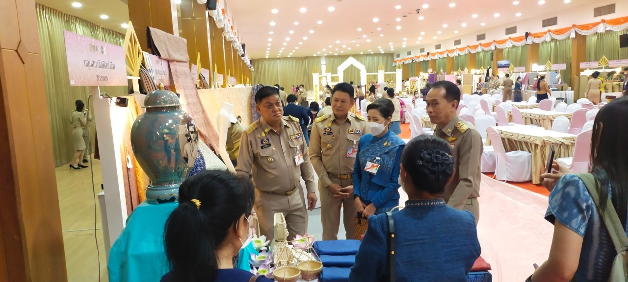 📢พช.สกลนคร : ผู้ว่าราชการจังหวัดสกลนคร รับเสด็จสมเด็จพระเจ้าลูกเธอ เจ้าฟ้าสิริวัณณวรี นารีรัตนราชกัญญา ในโอกาสเสด็จทอดพระเนตรการจัดงานแสดงผลิตภัณฑ์ผ้าไทยและงานหัตถกรรมชุมชนภาคตะวันออกเฉียงเหนือ จังหวัดอุบลราชธานี