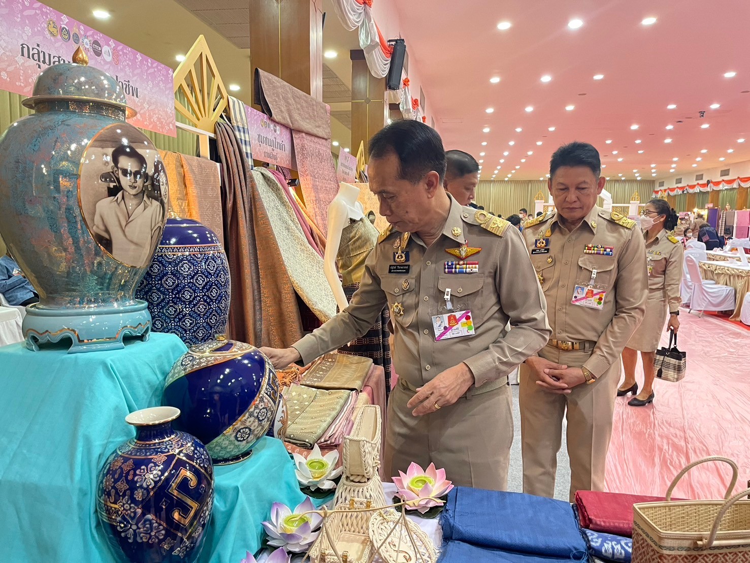 📢พช.สกลนคร : ผู้ว่าราชการจังหวัดสกลนคร รับเสด็จสมเด็จพระเจ้าลูกเธอ เจ้าฟ้าสิริวัณณวรี นารีรัตนราชกัญญา ในโอกาสเสด็จทอดพระเนตรการจัดงานแสดงผลิตภัณฑ์ผ้าไทยและงานหัตถกรรมชุมชนภาคตะวันออกเฉียงเหนือ จังหวัดอุบลราชธานี
