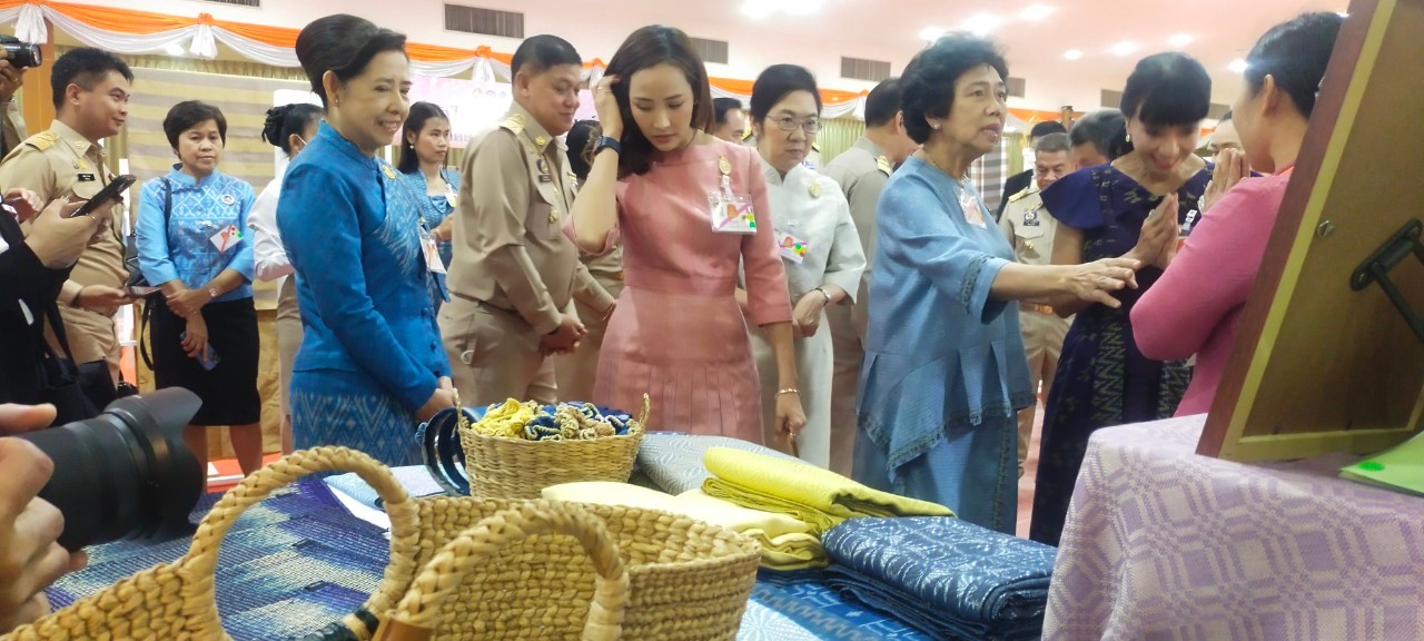 📢พช.สกลนคร : ผู้ว่าราชการจังหวัดสกลนคร รับเสด็จสมเด็จพระเจ้าลูกเธอ เจ้าฟ้าสิริวัณณวรี นารีรัตนราชกัญญา ในโอกาสเสด็จทอดพระเนตรการจัดงานแสดงผลิตภัณฑ์ผ้าไทยและงานหัตถกรรมชุมชนภาคตะวันออกเฉียงเหนือ จังหวัดอุบลราชธานี
