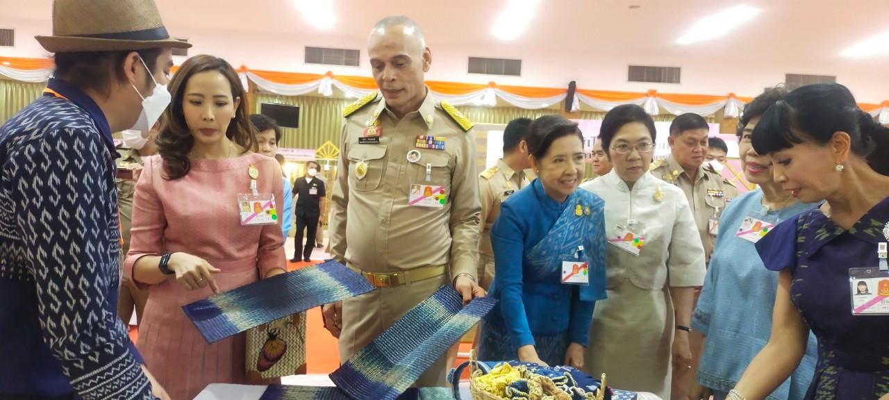 📢พช.สกลนคร : ผู้ว่าราชการจังหวัดสกลนคร รับเสด็จสมเด็จพระเจ้าลูกเธอ เจ้าฟ้าสิริวัณณวรี นารีรัตนราชกัญญา ในโอกาสเสด็จทอดพระเนตรการจัดงานแสดงผลิตภัณฑ์ผ้าไทยและงานหัตถกรรมชุมชนภาคตะวันออกเฉียงเหนือ จังหวัดอุบลราชธานี