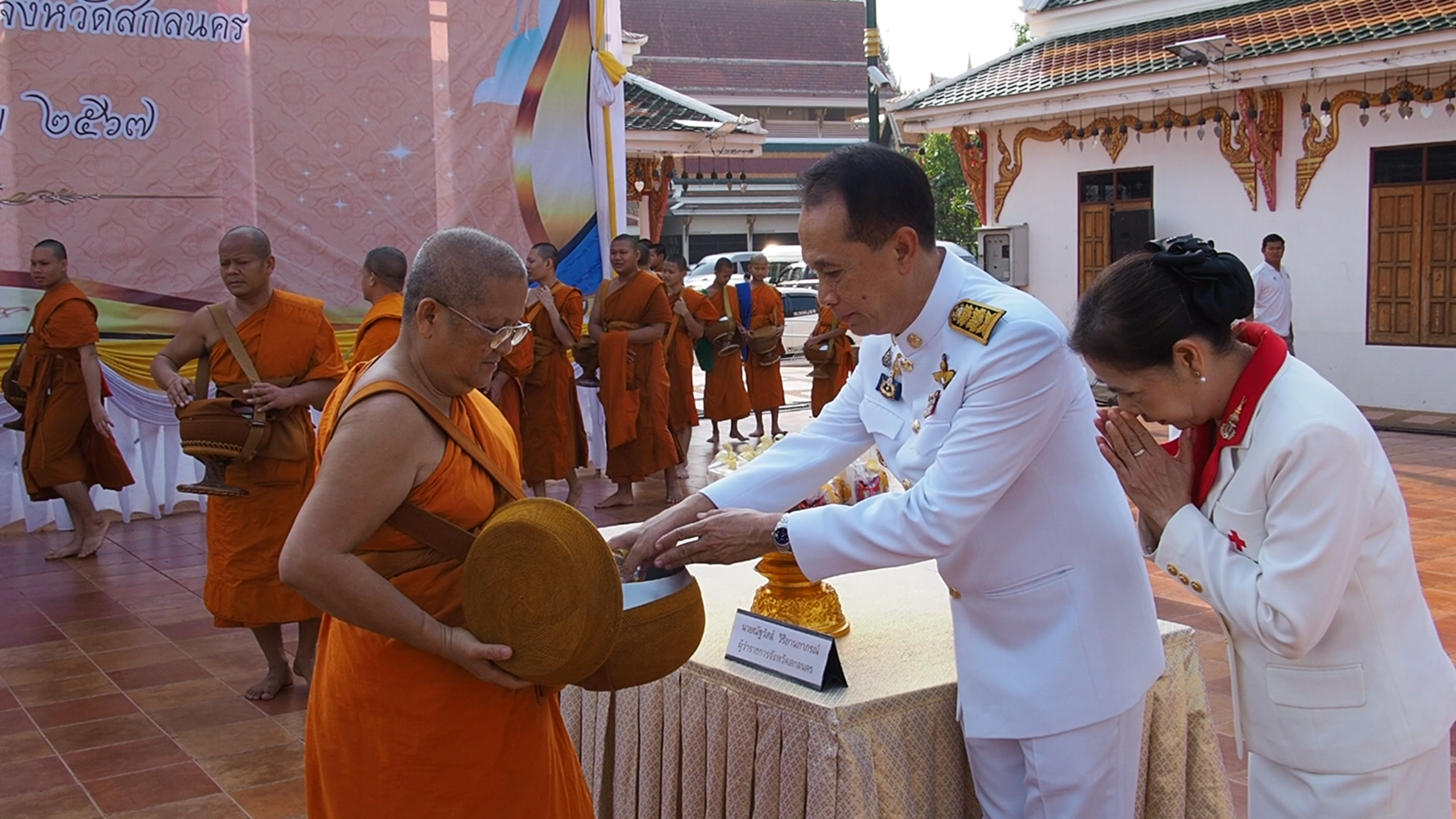 📢พช.สกลนคร : ร่วมพิธีทำบุญตักบาตร เนื่องใน วันที่ระลึกพระบาทสมเด็จพระนั่งเกล้าเจ้าอยู่หัว พระมหาเจษฎาราชเจ้า 🗓วันที่ 31 มี.ค. 67  วัดพระธาตุเชิงชุมวรวิหาร อำเภอเมืองสกลนคร จังหวัดสกลนคร นายณัฐวัสส์ วิริยานภาภรณ์ ผู้ว่าราชการจังหวัดสกลนคร พร้อมด้วยหัวหน้าส่วนราชการ ข้าราชการ ทหาร ตำรวจ พ่อค้า ประชาชน ร่วมพิธีสวดพระพุทธมนต์และทำบุญตักบาตรถวายเป็นพระราชกุศลเนื่องในวันที่ระลึกพระบาทสมเด็จพระนั่งเกล้าเจ้าอยู่หัว พระมหาเจษฎาราชเจ้า  ประจำปี  2567         ทั้งนี้ พระบาทสมเด็จพระนั่งเกล้าเจ้าอยู่หัว พระมหาเจษฎาราชเจ้า เป็นพระมหากษัตริย์ไทยรัชกาลที่ 3 แห่งราชวงศ์จักรี เสด็จพระราชสมภพเมื่อวันจันทร์ที่ 31 มีนาคม  พุทธศักราช 2330 และด้วยความสำนึกในพระเมตตาธิคุณและพระมหากรุณาธิคุณ อันมีเป็นอเนกประการ คณะรัฐมนตรีมีมติ เมื่อวันที่ 1 กันยายน 2535 กำหนดให้วันที่ 31 มีนาคมของทุกปี เป็น “วันระลึกพระบาทสมเด็จพระนั่งเกล้าเจ้าอยู่หัว พระมหาเจษฎาราชเจ้า” หรือ “วันเจษฎา” เพื่อน้อมรำลึกถึงพระมหากรุณาธิคุณอันหาที่สุดมิได้         ในการนี้ นายมนตรี  ฮมแสน พัฒนาการจังหวัดสกลนคร มอบหมาย นางจิรา บุญบรรจง ผู้อำนวยการกลุ่มงานสารสนเทศการพัฒนาชุมชน พร้อมด้วยเจ้าหน้าที่สำนักงานพัฒนาชุมชนจังหวัด เข้าร่วมพิธีในครั้งนี้ด้วย 🌍💞เศรษฐกิจฐานรากมั่นคง ชุมชนเข้มแข็งอย่างยั่งยืน ด้วยหลักปรัชญาของเศรษฐกิจพอเพียง💞🌎 #สกลนคร #กระทรวงมหาดไทย #สำนักงานพัฒนาชุมชนจังหวัดสกลนคร #ChangeforGood 📷 ภาพ/ข่าว : ทีมงานประชาสัมพันธ์ กลุ่มงานสารสนเทศการพัฒนาชุมชน