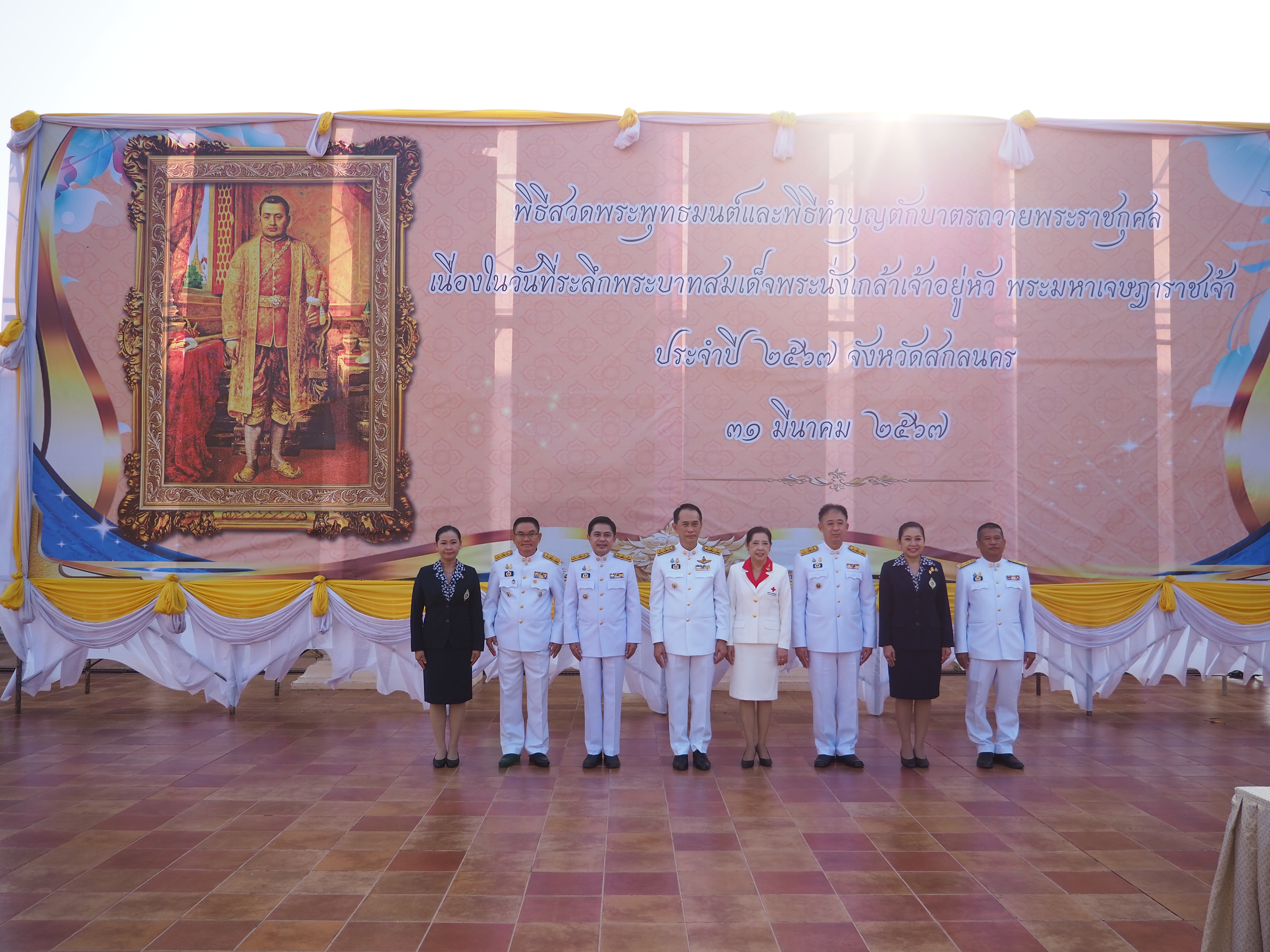 📢พช.สกลนคร : ร่วมพิธีทำบุญตักบาตร เนื่องใน วันที่ระลึกพระบาทสมเด็จพระนั่งเกล้าเจ้าอยู่หัว พระมหาเจษฎาราชเจ้า 🗓วันที่ 31 มี.ค. 67  วัดพระธาตุเชิงชุมวรวิหาร อำเภอเมืองสกลนคร จังหวัดสกลนคร นายณัฐวัสส์ วิริยานภาภรณ์ ผู้ว่าราชการจังหวัดสกลนคร พร้อมด้วยหัวหน้าส่วนราชการ ข้าราชการ ทหาร ตำรวจ พ่อค้า ประชาชน ร่วมพิธีสวดพระพุทธมนต์และทำบุญตักบาตรถวายเป็นพระราชกุศลเนื่องในวันที่ระลึกพระบาทสมเด็จพระนั่งเกล้าเจ้าอยู่หัว พระมหาเจษฎาราชเจ้า  ประจำปี  2567         ทั้งนี้ พระบาทสมเด็จพระนั่งเกล้าเจ้าอยู่หัว พระมหาเจษฎาราชเจ้า เป็นพระมหากษัตริย์ไทยรัชกาลที่ 3 แห่งราชวงศ์จักรี เสด็จพระราชสมภพเมื่อวันจันทร์ที่ 31 มีนาคม  พุทธศักราช 2330 และด้วยความสำนึกในพระเมตตาธิคุณและพระมหากรุณาธิคุณ อันมีเป็นอเนกประการ คณะรัฐมนตรีมีมติ เมื่อวันที่ 1 กันยายน 2535 กำหนดให้วันที่ 31 มีนาคมของทุกปี เป็น “วันระลึกพระบาทสมเด็จพระนั่งเกล้าเจ้าอยู่หัว พระมหาเจษฎาราชเจ้า” หรือ “วันเจษฎา” เพื่อน้อมรำลึกถึงพระมหากรุณาธิคุณอันหาที่สุดมิได้         ในการนี้ นายมนตรี  ฮมแสน พัฒนาการจังหวัดสกลนคร มอบหมาย นางจิรา บุญบรรจง ผู้อำนวยการกลุ่มงานสารสนเทศการพัฒนาชุมชน พร้อมด้วยเจ้าหน้าที่สำนักงานพัฒนาชุมชนจังหวัด เข้าร่วมพิธีในครั้งนี้ด้วย 🌍💞เศรษฐกิจฐานรากมั่นคง ชุมชนเข้มแข็งอย่างยั่งยืน ด้วยหลักปรัชญาของเศรษฐกิจพอเพียง💞🌎 #สกลนคร #กระทรวงมหาดไทย #สำนักงานพัฒนาชุมชนจังหวัดสกลนคร #ChangeforGood 📷 ภาพ/ข่าว : ทีมงานประชาสัมพันธ์ กลุ่มงานสารสนเทศการพัฒนาชุมชน