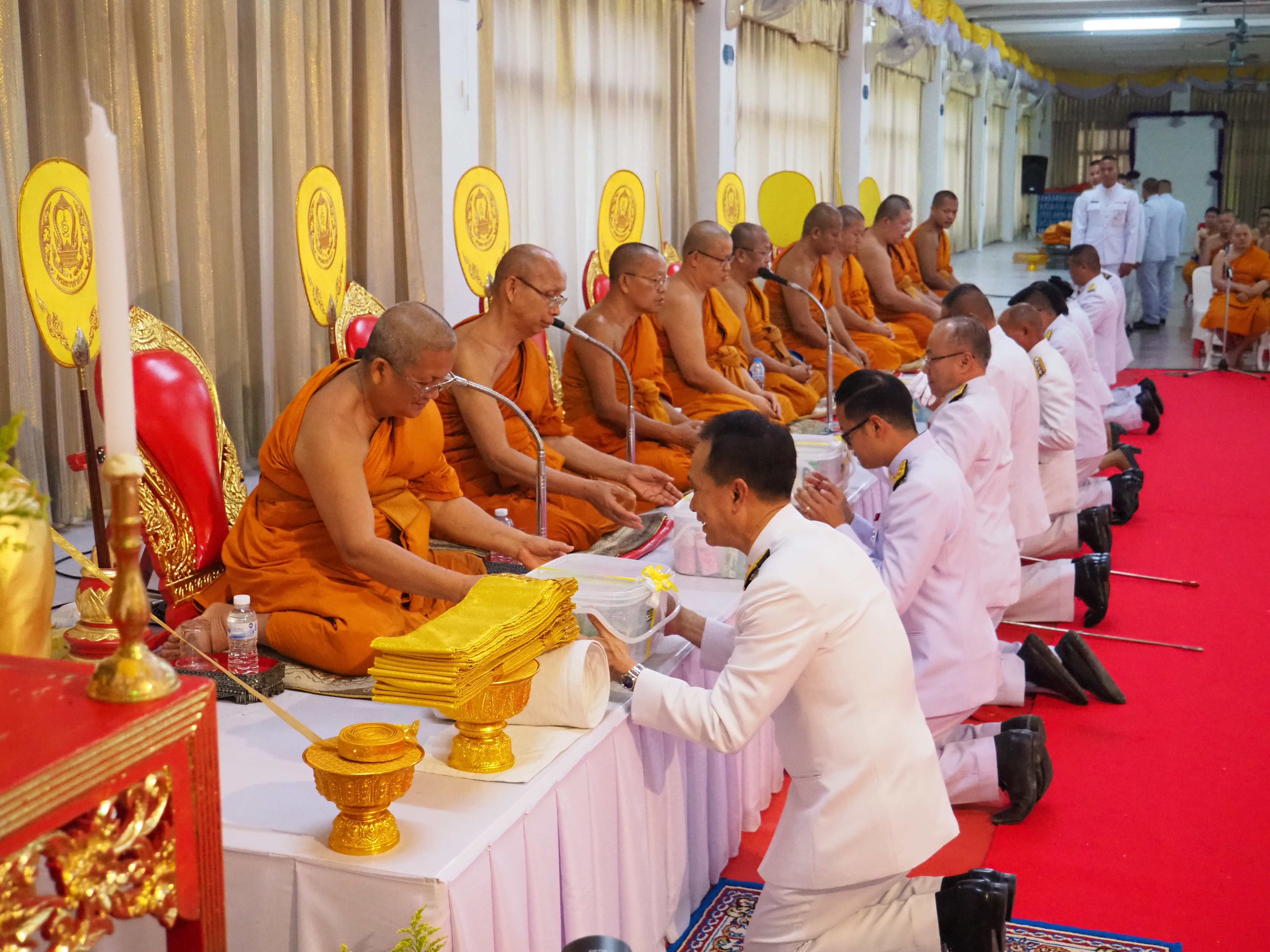 📢พช.สกลนคร : ร่วมพิธีทำบุญตักบาตร เนื่องใน วันที่ระลึกพระบาทสมเด็จพระนั่งเกล้าเจ้าอยู่หัว พระมหาเจษฎาราชเจ้า 🗓วันที่ 31 มี.ค. 67  วัดพระธาตุเชิงชุมวรวิหาร อำเภอเมืองสกลนคร จังหวัดสกลนคร นายณัฐวัสส์ วิริยานภาภรณ์ ผู้ว่าราชการจังหวัดสกลนคร พร้อมด้วยหัวหน้าส่วนราชการ ข้าราชการ ทหาร ตำรวจ พ่อค้า ประชาชน ร่วมพิธีสวดพระพุทธมนต์และทำบุญตักบาตรถวายเป็นพระราชกุศลเนื่องในวันที่ระลึกพระบาทสมเด็จพระนั่งเกล้าเจ้าอยู่หัว พระมหาเจษฎาราชเจ้า  ประจำปี  2567         ทั้งนี้ พระบาทสมเด็จพระนั่งเกล้าเจ้าอยู่หัว พระมหาเจษฎาราชเจ้า เป็นพระมหากษัตริย์ไทยรัชกาลที่ 3 แห่งราชวงศ์จักรี เสด็จพระราชสมภพเมื่อวันจันทร์ที่ 31 มีนาคม  พุทธศักราช 2330 และด้วยความสำนึกในพระเมตตาธิคุณและพระมหากรุณาธิคุณ อันมีเป็นอเนกประการ คณะรัฐมนตรีมีมติ เมื่อวันที่ 1 กันยายน 2535 กำหนดให้วันที่ 31 มีนาคมของทุกปี เป็น “วันระลึกพระบาทสมเด็จพระนั่งเกล้าเจ้าอยู่หัว พระมหาเจษฎาราชเจ้า” หรือ “วันเจษฎา” เพื่อน้อมรำลึกถึงพระมหากรุณาธิคุณอันหาที่สุดมิได้         ในการนี้ นายมนตรี  ฮมแสน พัฒนาการจังหวัดสกลนคร มอบหมาย นางจิรา บุญบรรจง ผู้อำนวยการกลุ่มงานสารสนเทศการพัฒนาชุมชน พร้อมด้วยเจ้าหน้าที่สำนักงานพัฒนาชุมชนจังหวัด เข้าร่วมพิธีในครั้งนี้ด้วย 🌍💞เศรษฐกิจฐานรากมั่นคง ชุมชนเข้มแข็งอย่างยั่งยืน ด้วยหลักปรัชญาของเศรษฐกิจพอเพียง💞🌎 #สกลนคร #กระทรวงมหาดไทย #สำนักงานพัฒนาชุมชนจังหวัดสกลนคร #ChangeforGood 📷 ภาพ/ข่าว : ทีมงานประชาสัมพันธ์ กลุ่มงานสารสนเทศการพัฒนาชุมชน