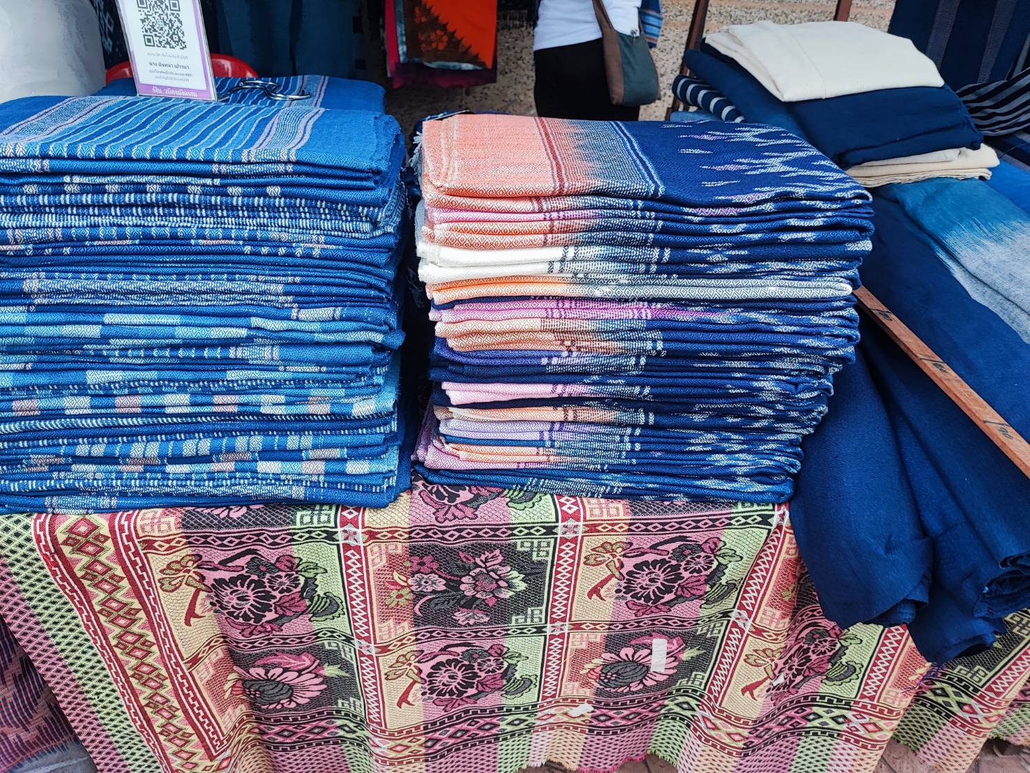 พช.สกลนคร : จัดตลาดนัดสินค้า OTOP อาหารปลอดภัย สินค้าดี สินค้าเด่นจังหวัดสกลนคร ส่งเสริมช่องทางการตลาดให้ผู้ประกอบการ OTOP