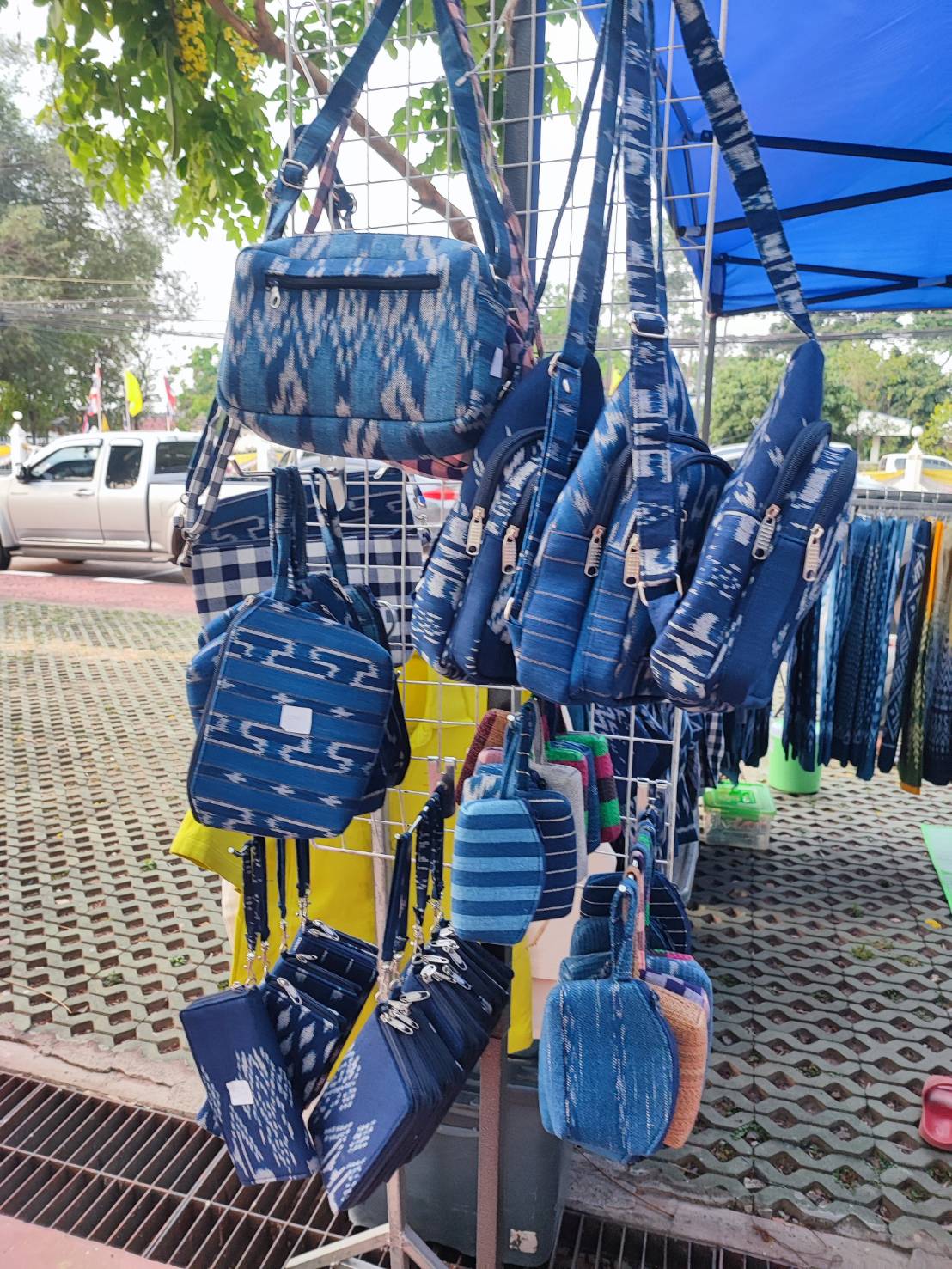 พช.สกลนคร : จัดตลาดนัดสินค้า OTOP อาหารปลอดภัย สินค้าดี สินค้าเด่นจังหวัดสกลนคร ส่งเสริมช่องทางการตลาดให้ผู้ประกอบการ OTOP