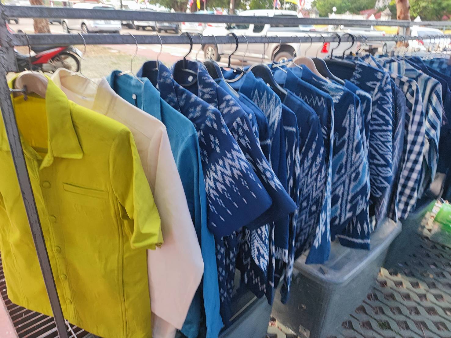 พช.สกลนคร : จัดตลาดนัดสินค้า OTOP อาหารปลอดภัย สินค้าดี สินค้าเด่นจังหวัดสกลนคร ส่งเสริมช่องทางการตลาดให้ผู้ประกอบการ OTOP