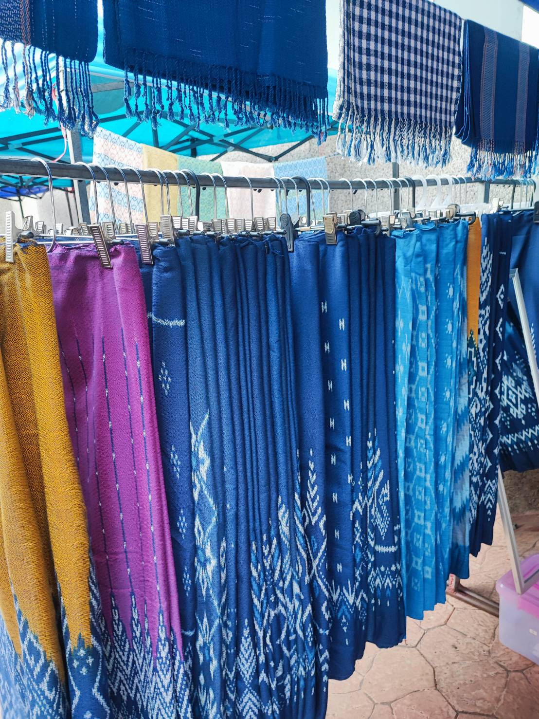 พช.สกลนคร : จัดตลาดนัดสินค้า OTOP อาหารปลอดภัย สินค้าดี สินค้าเด่นจังหวัดสกลนคร ส่งเสริมช่องทางการตลาดให้ผู้ประกอบการ OTOP