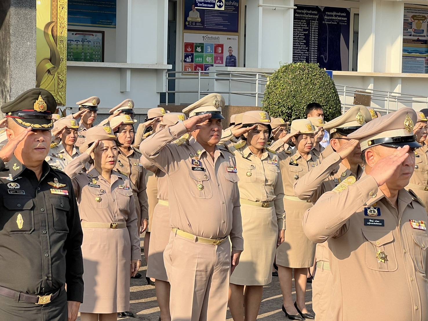 📢จังหวัดสกลนคร : พ่อเมืองสกลนคร นำข้าราชการ เคารพธงชาติและร้องเพลงขาติไทยบริเวณหน้าศาลากลางจังหวัด เพื่อสร้างความตระหนักรู้และเห็นคุณค่าของชาติ แสดงออกถึงความรัก ความสามัคคี ของคนในชาติ