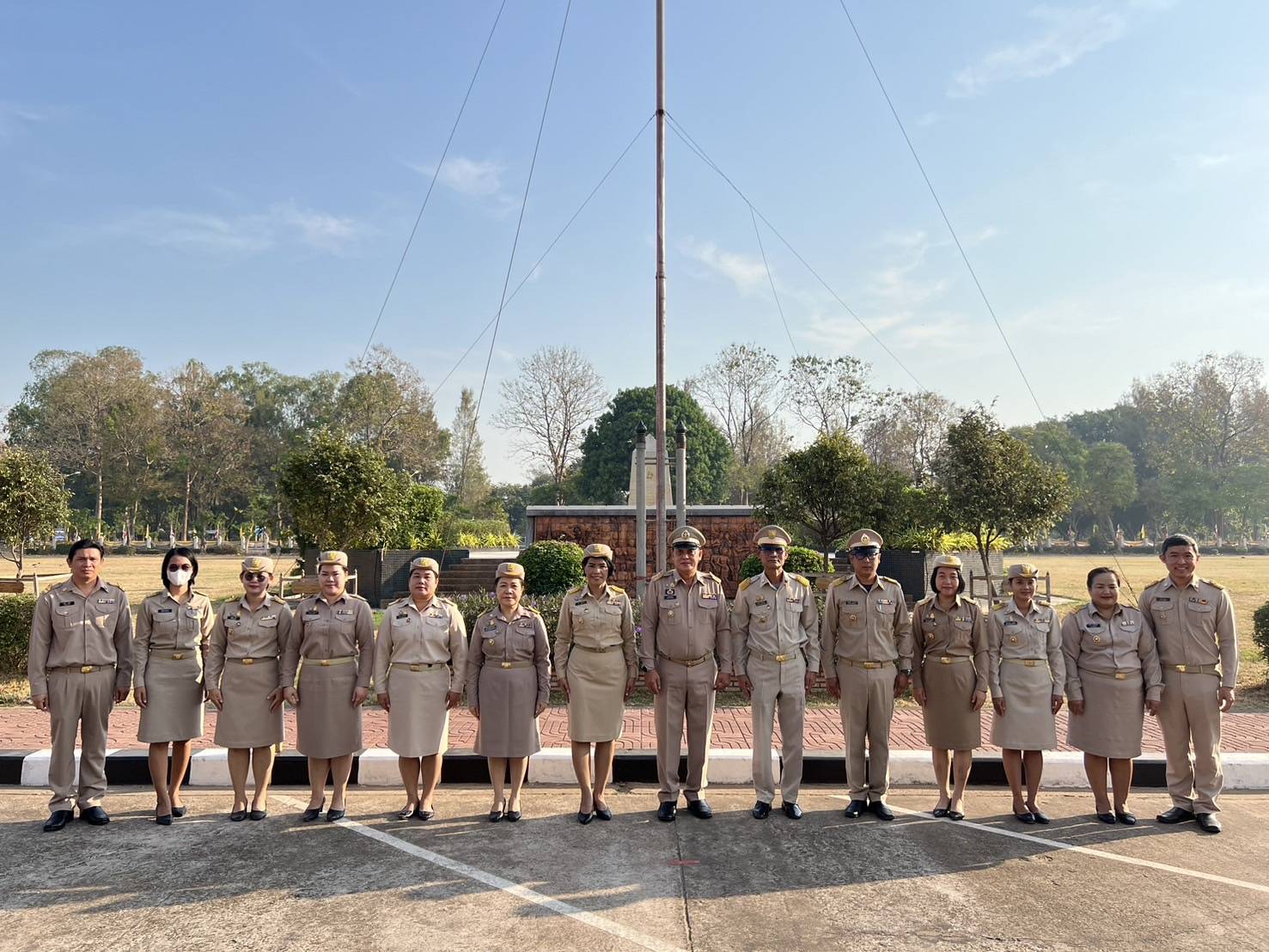 📢จังหวัดสกลนคร : พ่อเมืองสกลนคร นำข้าราชการ เคารพธงชาติและร้องเพลงขาติไทยบริเวณหน้าศาลากลางจังหวัด เพื่อสร้างความตระหนักรู้และเห็นคุณค่าของชาติ แสดงออกถึงความรัก ความสามัคคี ของคนในชาติ
