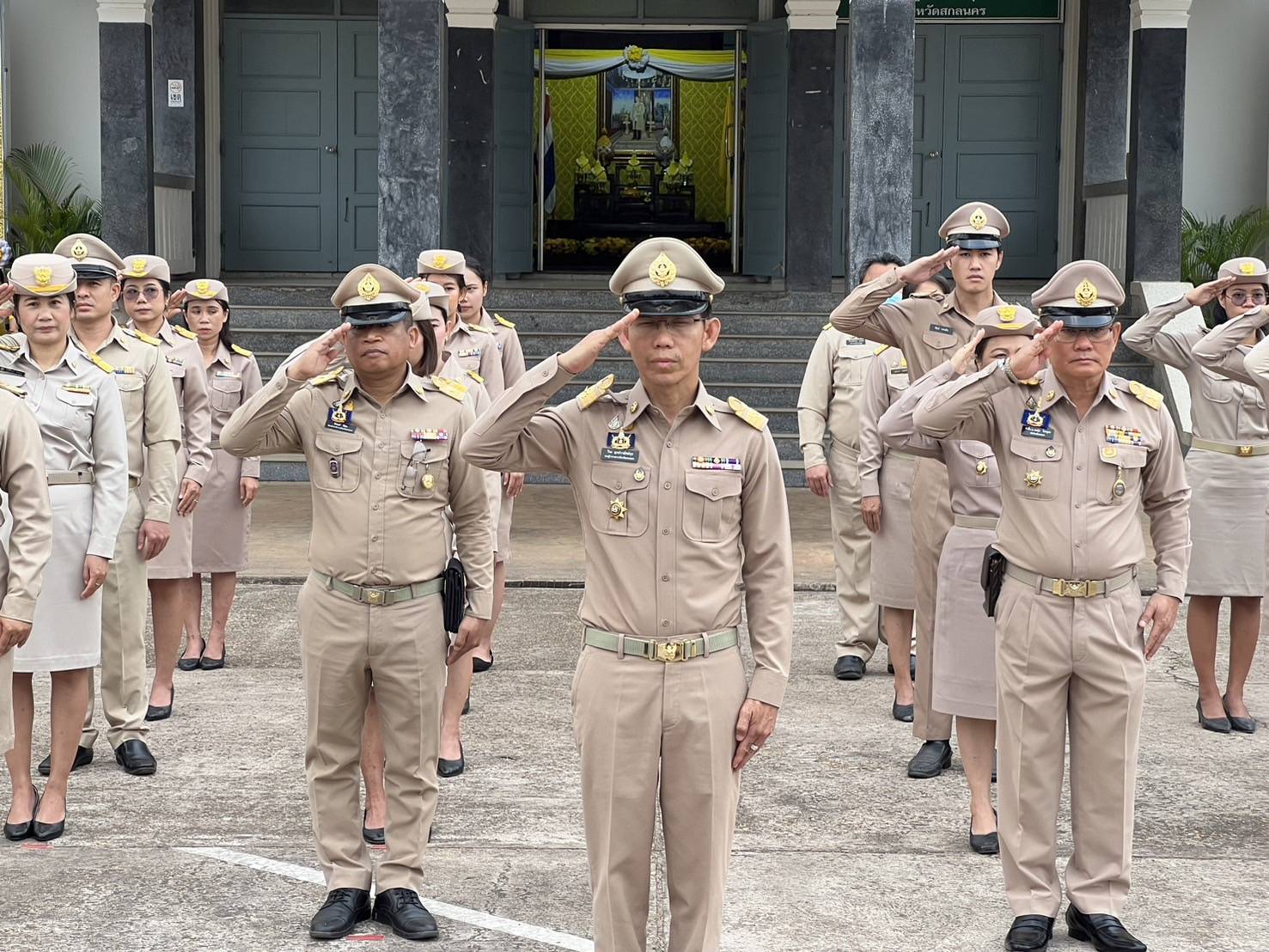 พ่อเมืองสกลนคร นำข้าราชการ เคารพธงชาติและร้องเพลงขาติไทยบริเวณหน้าศาลากลางจังหวัด เพื่อสร้างความตระหนักรู้และเห็นคุณค่าของชาติ แสดงออกถึงความรัก ความสามัคคี ของคนในชาติ