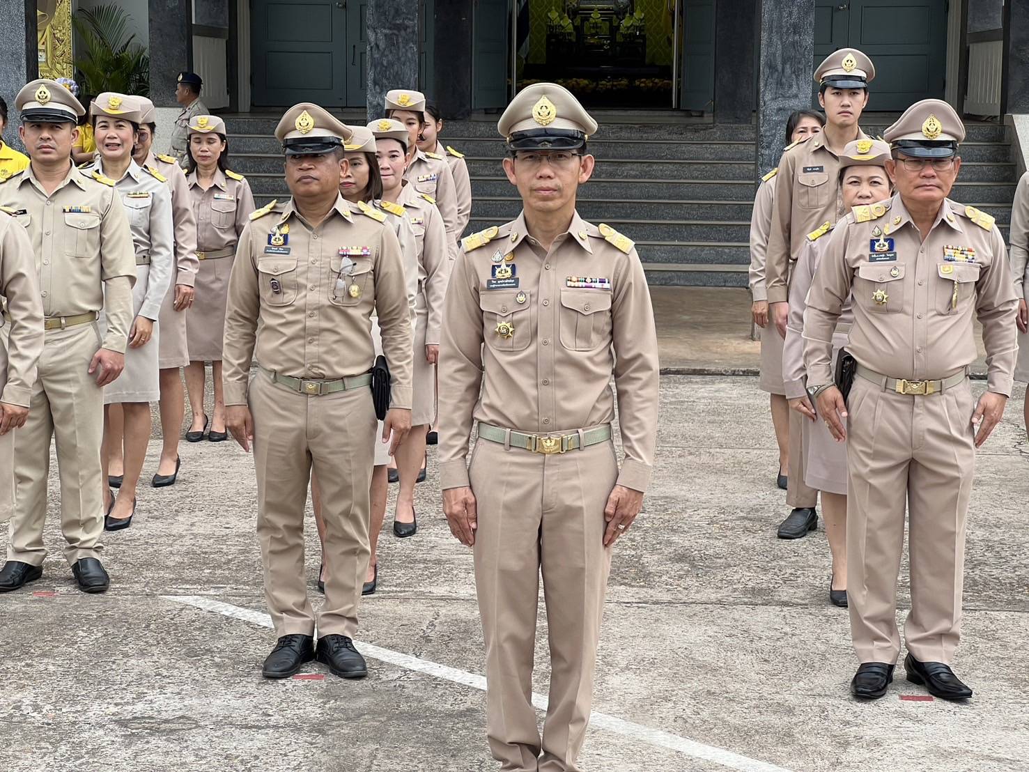 พ่อเมืองสกลนคร นำข้าราชการ เคารพธงชาติและร้องเพลงขาติไทยบริเวณหน้าศาลากลางจังหวัด เพื่อสร้างความตระหนักรู้และเห็นคุณค่าของชาติ แสดงออกถึงความรัก ความสามัคคี ของคนในชาติ