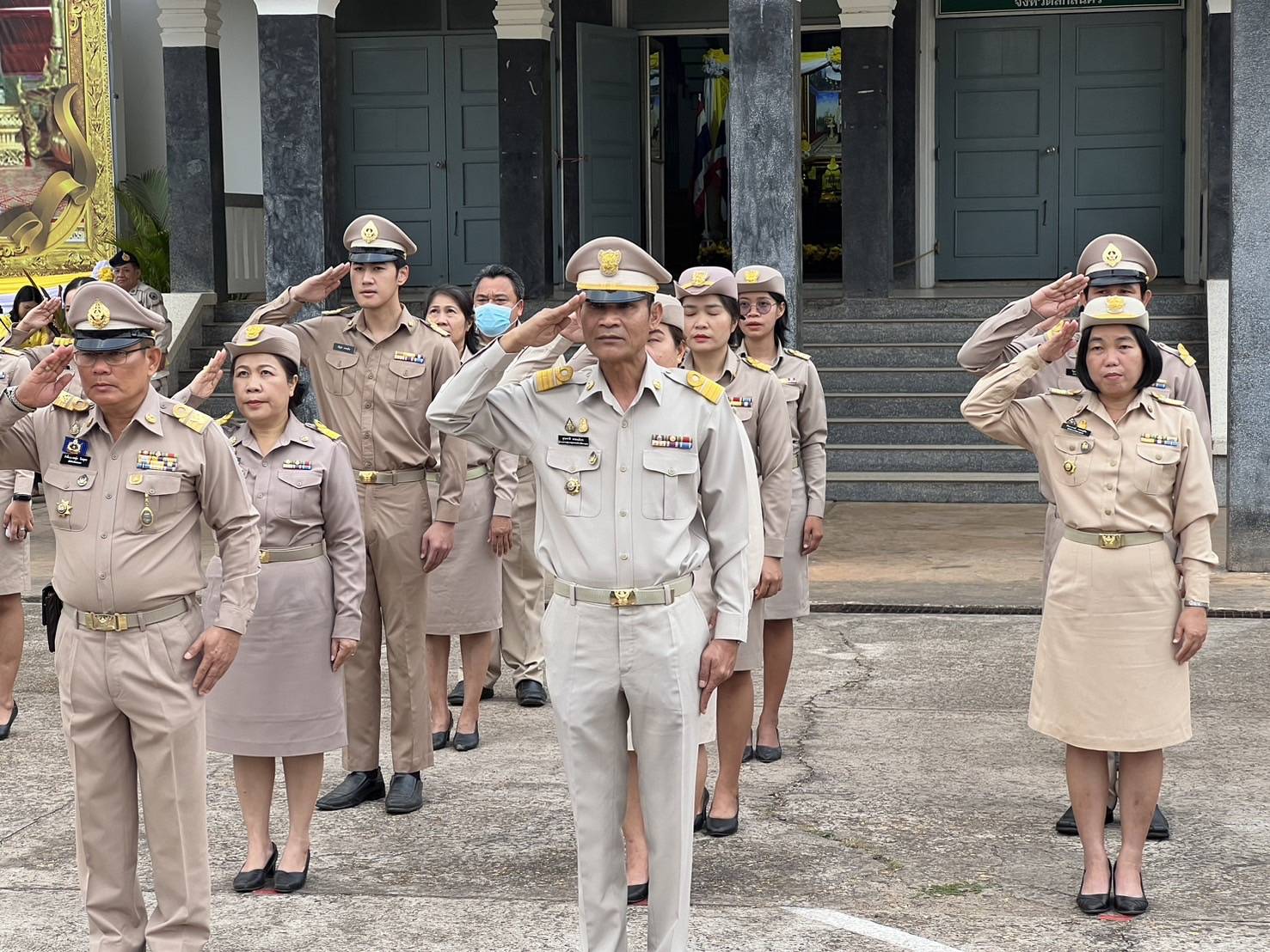 พ่อเมืองสกลนคร นำข้าราชการ เคารพธงชาติและร้องเพลงขาติไทยบริเวณหน้าศาลากลางจังหวัด เพื่อสร้างความตระหนักรู้และเห็นคุณค่าของชาติ แสดงออกถึงความรัก ความสามัคคี ของคนในชาติ
