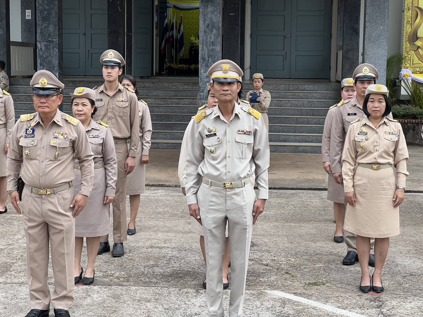 พ่อเมืองสกลนคร นำข้าราชการ เคารพธงชาติและร้องเพลงขาติไทยบริเวณหน้าศาลากลางจังหวัด เพื่อสร้างความตระหนักรู้และเห็นคุณค่าของชาติ แสดงออกถึงความรัก ความสามัคคี ของคนในชาติ