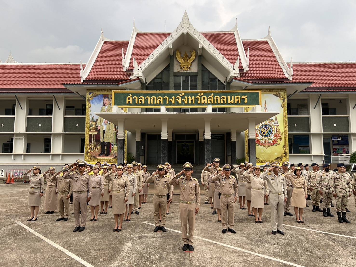 พ่อเมืองสกลนคร นำข้าราชการ เคารพธงชาติและร้องเพลงขาติไทยบริเวณหน้าศาลากลางจังหวัด เพื่อสร้างความตระหนักรู้และเห็นคุณค่าของชาติ แสดงออกถึงความรัก ความสามัคคี ของคนในชาติ