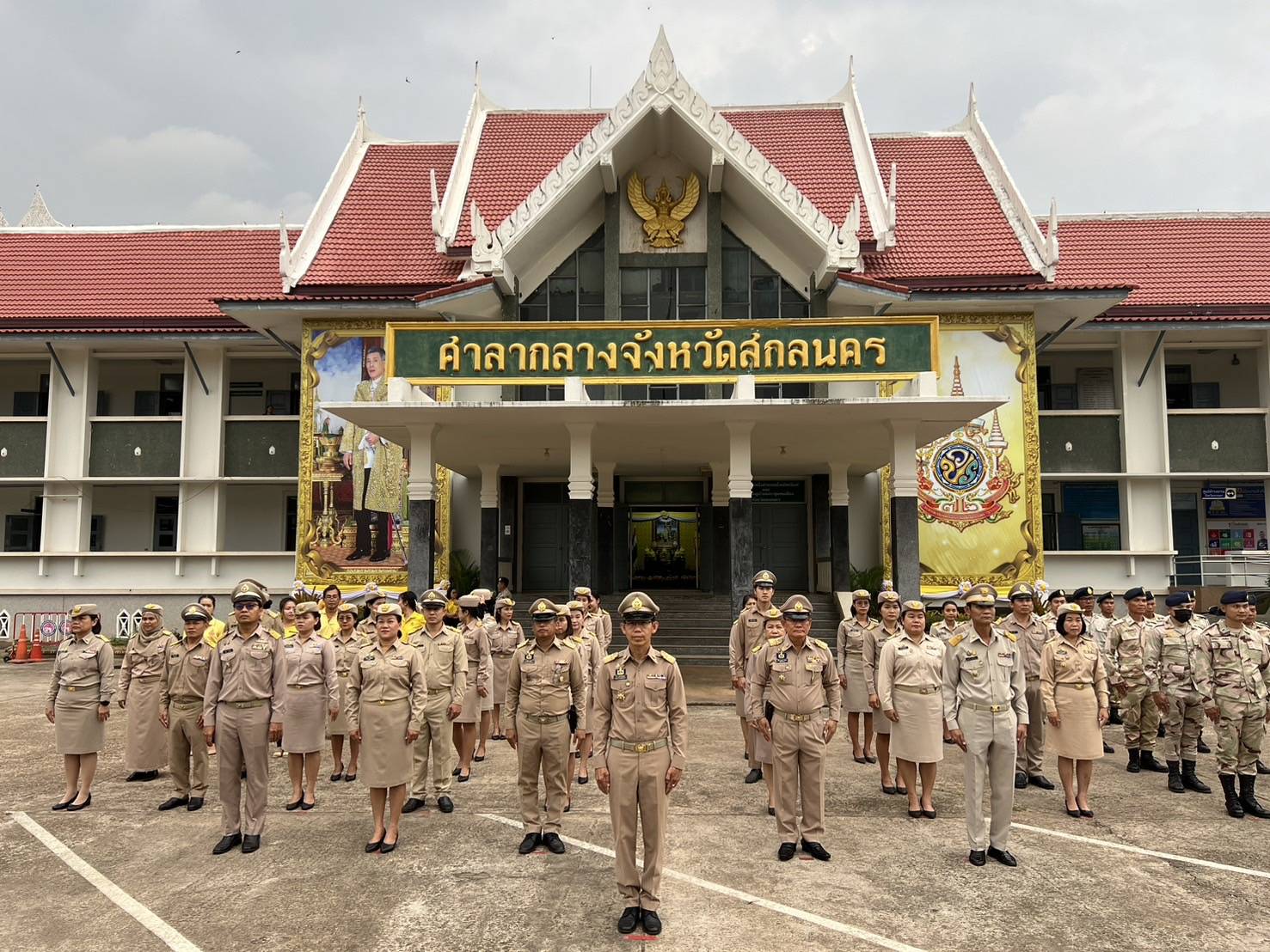 พ่อเมืองสกลนคร นำข้าราชการ เคารพธงชาติและร้องเพลงขาติไทยบริเวณหน้าศาลากลางจังหวัด เพื่อสร้างความตระหนักรู้และเห็นคุณค่าของชาติ แสดงออกถึงความรัก ความสามัคคี ของคนในชาติ