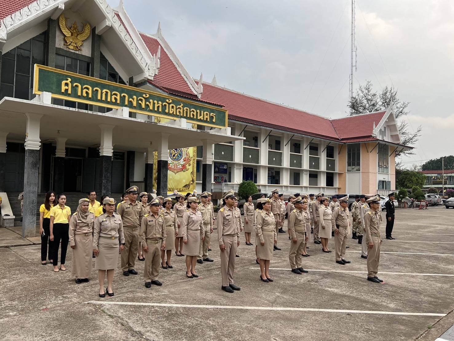 พ่อเมืองสกลนคร นำข้าราชการ เคารพธงชาติและร้องเพลงขาติไทยบริเวณหน้าศาลากลางจังหวัด เพื่อสร้างความตระหนักรู้และเห็นคุณค่าของชาติ แสดงออกถึงความรัก ความสามัคคี ของคนในชาติ