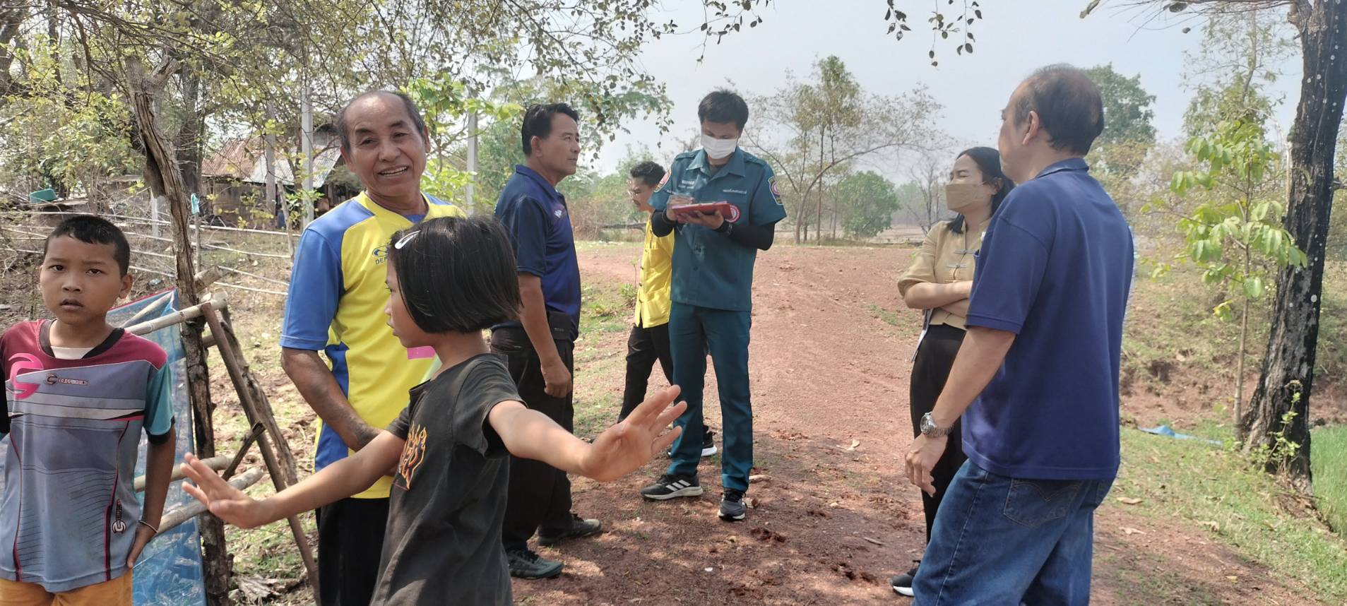 📢จังหวัดสกลนคร : กรมการพัฒนาชุมชน กระทรวงมหาดไทย ร่วมกับมูลนิธิป่อเต็กตึ๊ง ออกพื้นที่ติดตามครัวเรือนเป้าหมายเพื่อสนับสนุนวัสดุอุปกรณ์ในการประกอบอาชีพ