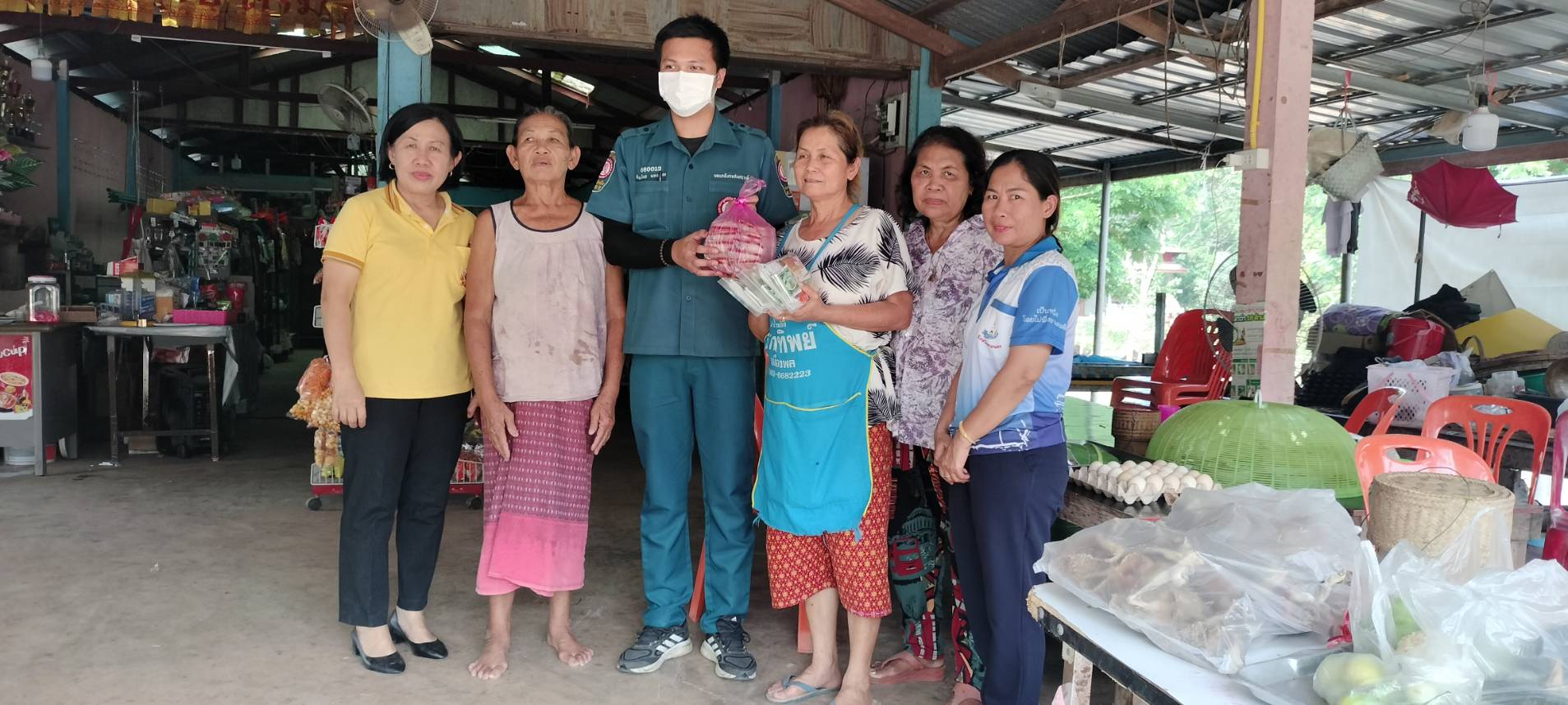 📢จังหวัดสกลนคร : กรมการพัฒนาชุมชน กระทรวงมหาดไทย ร่วมกับมูลนิธิป่อเต็กตึ๊ง ออกพื้นที่ติดตามครัวเรือนเป้าหมายเพื่อสนับสนุนวัสดุอุปกรณ์ในการประกอบอาชีพ