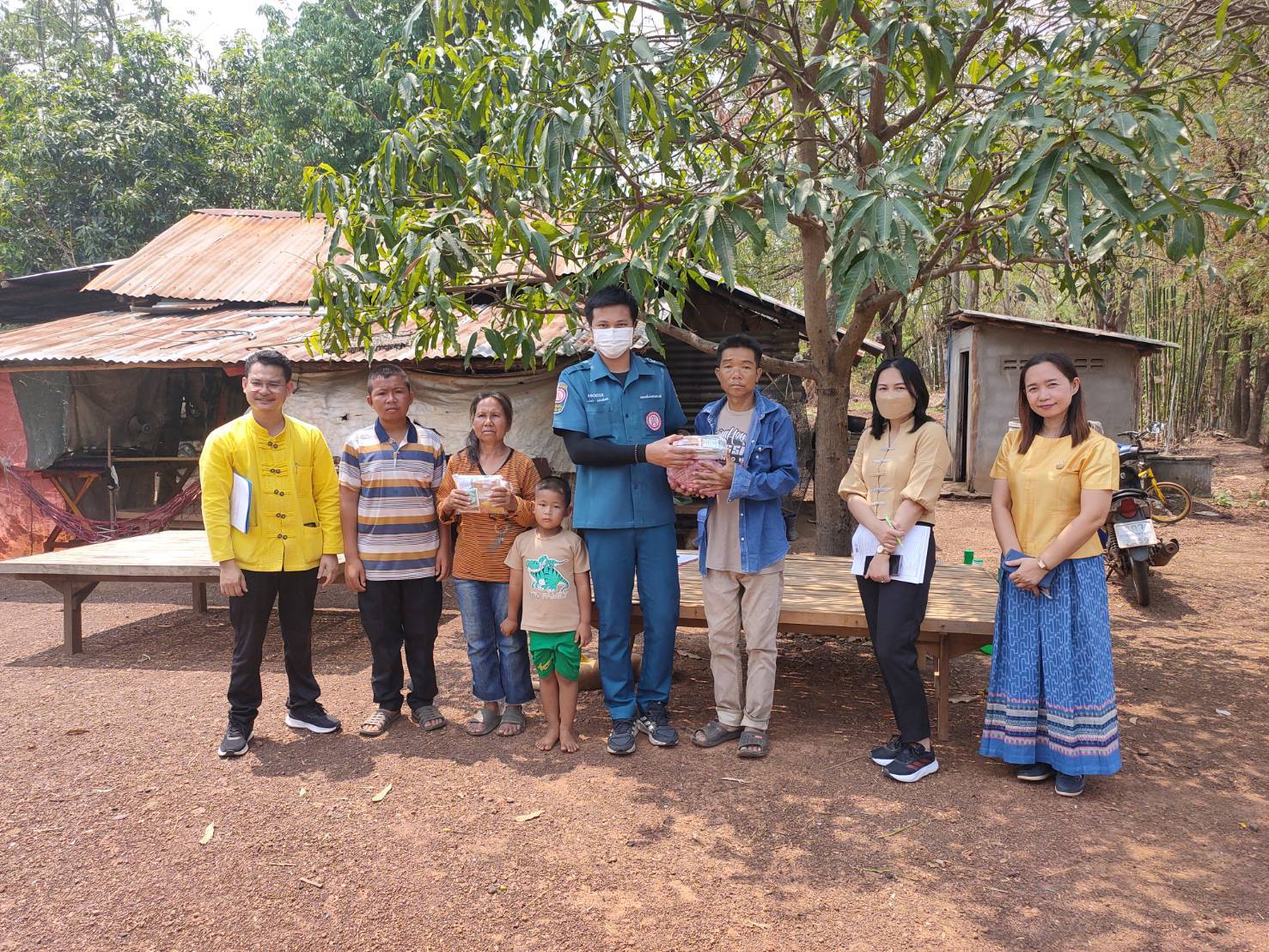 📢จังหวัดสกลนคร : กรมการพัฒนาชุมชน กระทรวงมหาดไทย ร่วมกับมูลนิธิป่อเต็กตึ๊ง ออกพื้นที่ติดตามครัวเรือนเป้าหมายเพื่อสนับสนุนวัสดุอุปกรณ์ในการประกอบอาชีพ