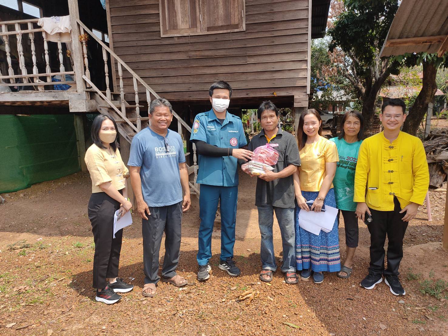 📢จังหวัดสกลนคร : กรมการพัฒนาชุมชน กระทรวงมหาดไทย ร่วมกับมูลนิธิป่อเต็กตึ๊ง ออกพื้นที่ติดตามครัวเรือนเป้าหมายเพื่อสนับสนุนวัสดุอุปกรณ์ในการประกอบอาชีพ