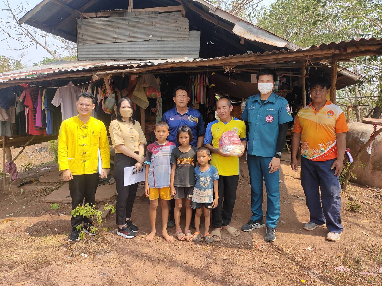 📢จังหวัดสกลนคร : กรมการพัฒนาชุมชน กระทรวงมหาดไทย ร่วมกับมูลนิธิป่อเต็กตึ๊ง ออกพื้นที่ติดตามครัวเรือนเป้าหมายเพื่อสนับสนุนวัสดุอุปกรณ์ในการประกอบอาชีพ