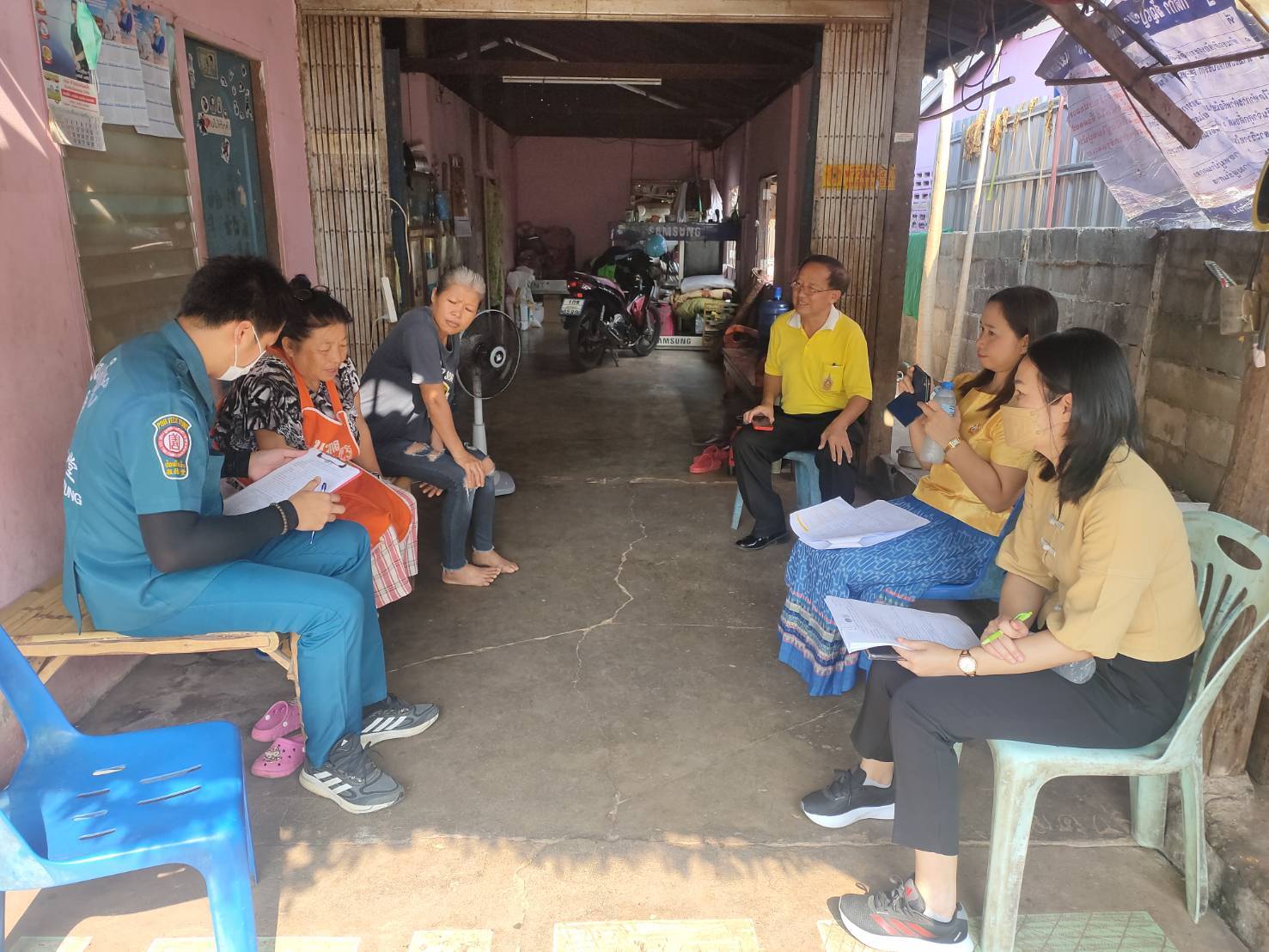 📢จังหวัดสกลนคร : กรมการพัฒนาชุมชน กระทรวงมหาดไทย ร่วมกับมูลนิธิป่อเต็กตึ๊ง ออกพื้นที่ติดตามครัวเรือนเป้าหมายเพื่อสนับสนุนวัสดุอุปกรณ์ในการประกอบอาชีพ