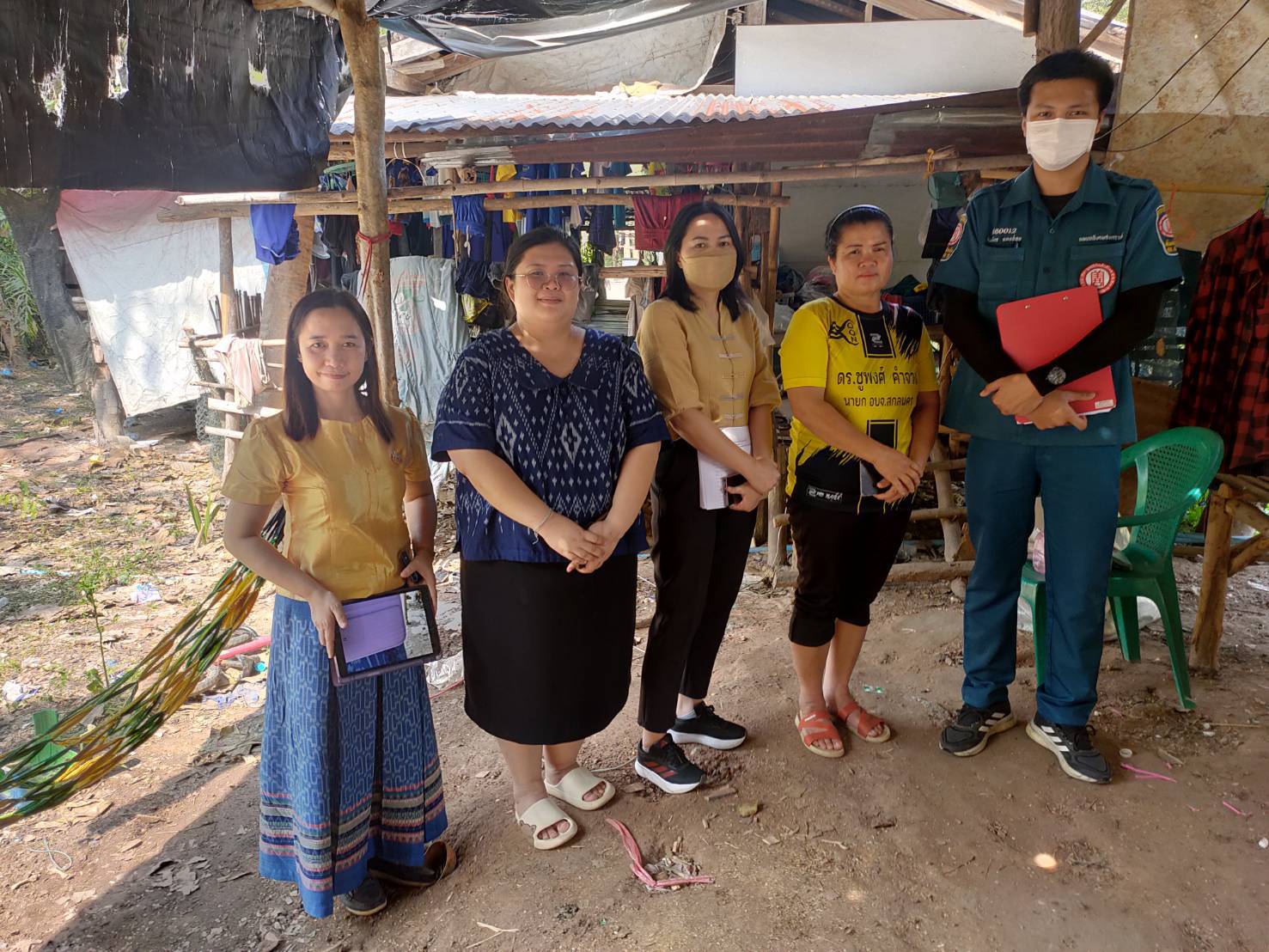 📢จังหวัดสกลนคร : กรมการพัฒนาชุมชน กระทรวงมหาดไทย ร่วมกับมูลนิธิป่อเต็กตึ๊ง ออกพื้นที่ติดตามครัวเรือนเป้าหมายเพื่อสนับสนุนวัสดุอุปกรณ์ในการประกอบอาชีพ