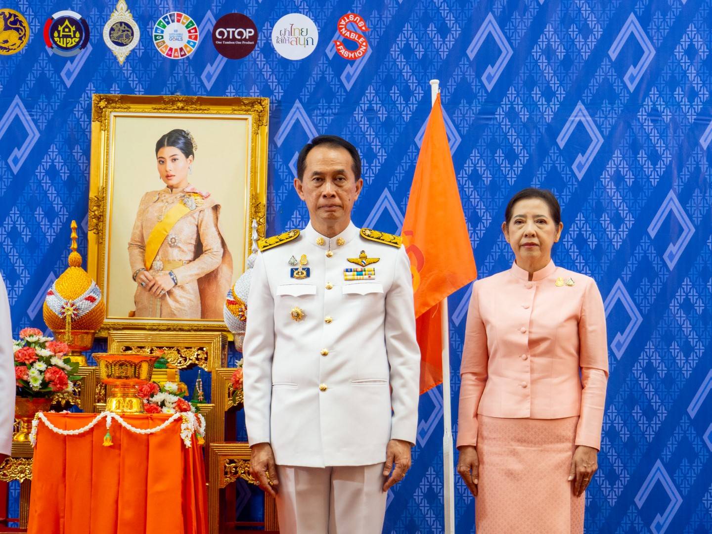 📢จังหวัดสกลนคร : จัดพิธีมอบแบบลายผ้าพระราชทาน “ผ้าลายสิริวชิราภรณ์” “ผ้าลายชบาปัตตานี” และเครื่องหมายรับรองสินค้าแฟชั่นและหัตถกรรมพระราชทาน “Sustainable Fashion : แฟชั่นแห่งความยั่งยืน” แก่หัวหน้าส่วนราชการ นายอำเภอ และกลุ่มทอผ้าจังหวัดสกลนคร