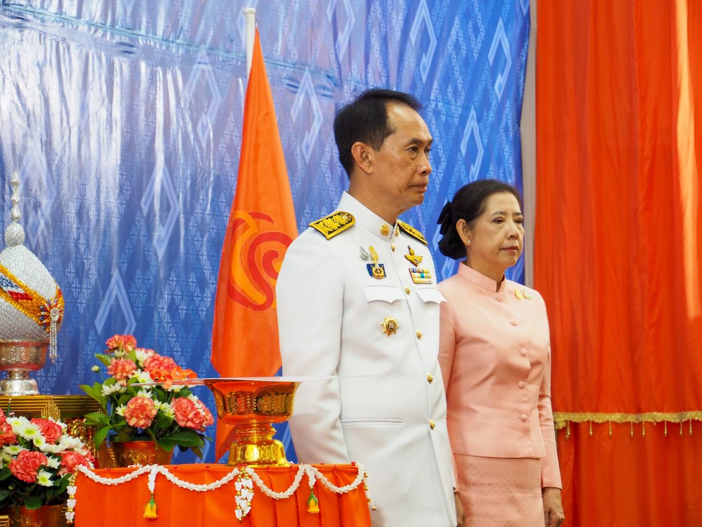 📢จังหวัดสกลนคร : จัดพิธีมอบแบบลายผ้าพระราชทาน “ผ้าลายสิริวชิราภรณ์” “ผ้าลายชบาปัตตานี” และเครื่องหมายรับรองสินค้าแฟชั่นและหัตถกรรมพระราชทาน “Sustainable Fashion : แฟชั่นแห่งความยั่งยืน” แก่หัวหน้าส่วนราชการ นายอำเภอ และกลุ่มทอผ้าจังหวัดสกลนคร