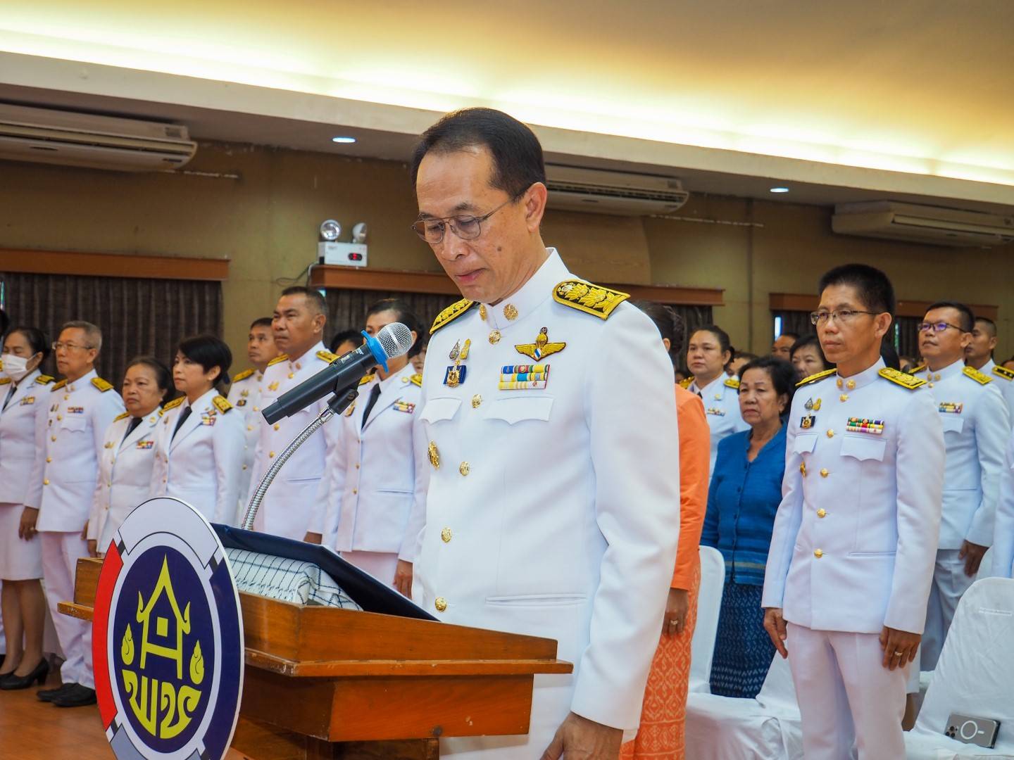 📢จังหวัดสกลนคร : จัดพิธีมอบแบบลายผ้าพระราชทาน “ผ้าลายสิริวชิราภรณ์” “ผ้าลายชบาปัตตานี” และเครื่องหมายรับรองสินค้าแฟชั่นและหัตถกรรมพระราชทาน “Sustainable Fashion : แฟชั่นแห่งความยั่งยืน” แก่หัวหน้าส่วนราชการ นายอำเภอ และกลุ่มทอผ้าจังหวัดสกลนคร