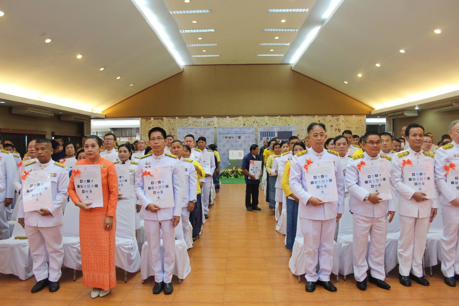 📢จังหวัดสกลนคร : จัดพิธีมอบแบบลายผ้าพระราชทาน “ผ้าลายสิริวชิราภรณ์” “ผ้าลายชบาปัตตานี” และเครื่องหมายรับรองสินค้าแฟชั่นและหัตถกรรมพระราชทาน “Sustainable Fashion : แฟชั่นแห่งความยั่งยืน” แก่หัวหน้าส่วนราชการ นายอำเภอ และกลุ่มทอผ้าจังหวัดสกลนคร