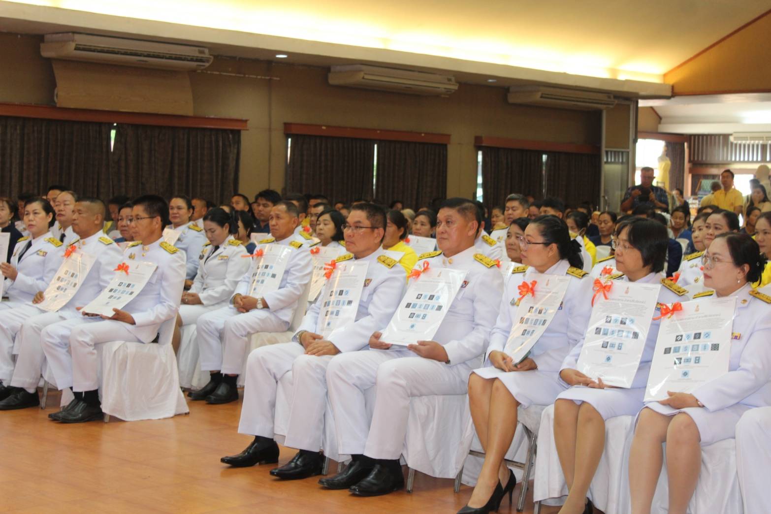 📢จังหวัดสกลนคร : จัดพิธีมอบแบบลายผ้าพระราชทาน “ผ้าลายสิริวชิราภรณ์” “ผ้าลายชบาปัตตานี” และเครื่องหมายรับรองสินค้าแฟชั่นและหัตถกรรมพระราชทาน “Sustainable Fashion : แฟชั่นแห่งความยั่งยืน” แก่หัวหน้าส่วนราชการ นายอำเภอ และกลุ่มทอผ้าจังหวัดสกลนคร